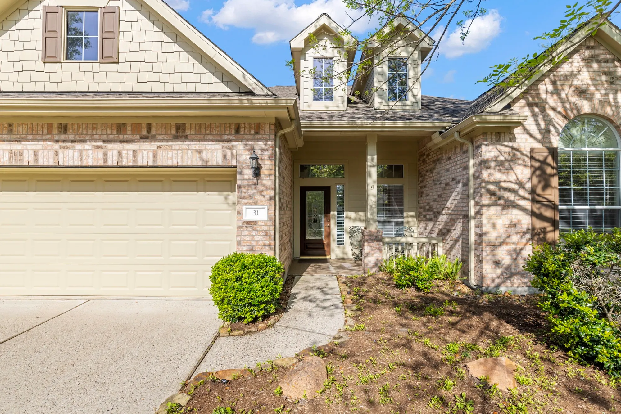 Property Slideshow image 2 of 24 | 31 e royal mews, The Woodlands, TX, 77384