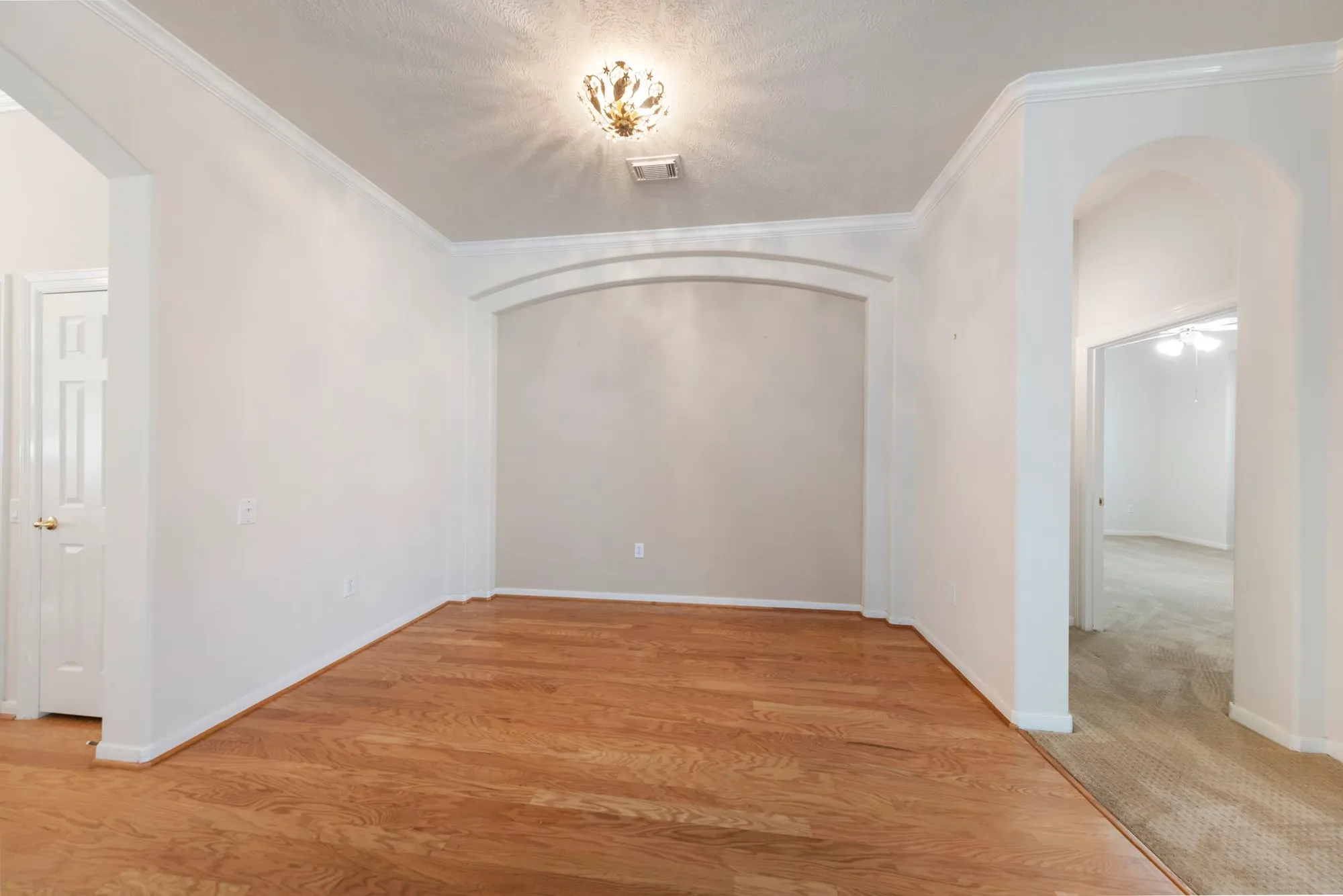 Property Slideshow image 6 of 24 | 31 e royal mews, The Woodlands, TX, 77384