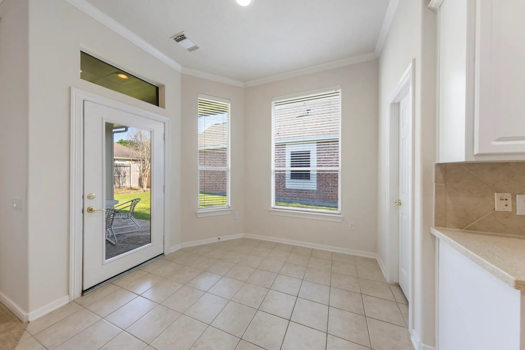 Property Slideshow image 9 of 24 | 31 e royal mews, The Woodlands, TX, 77384