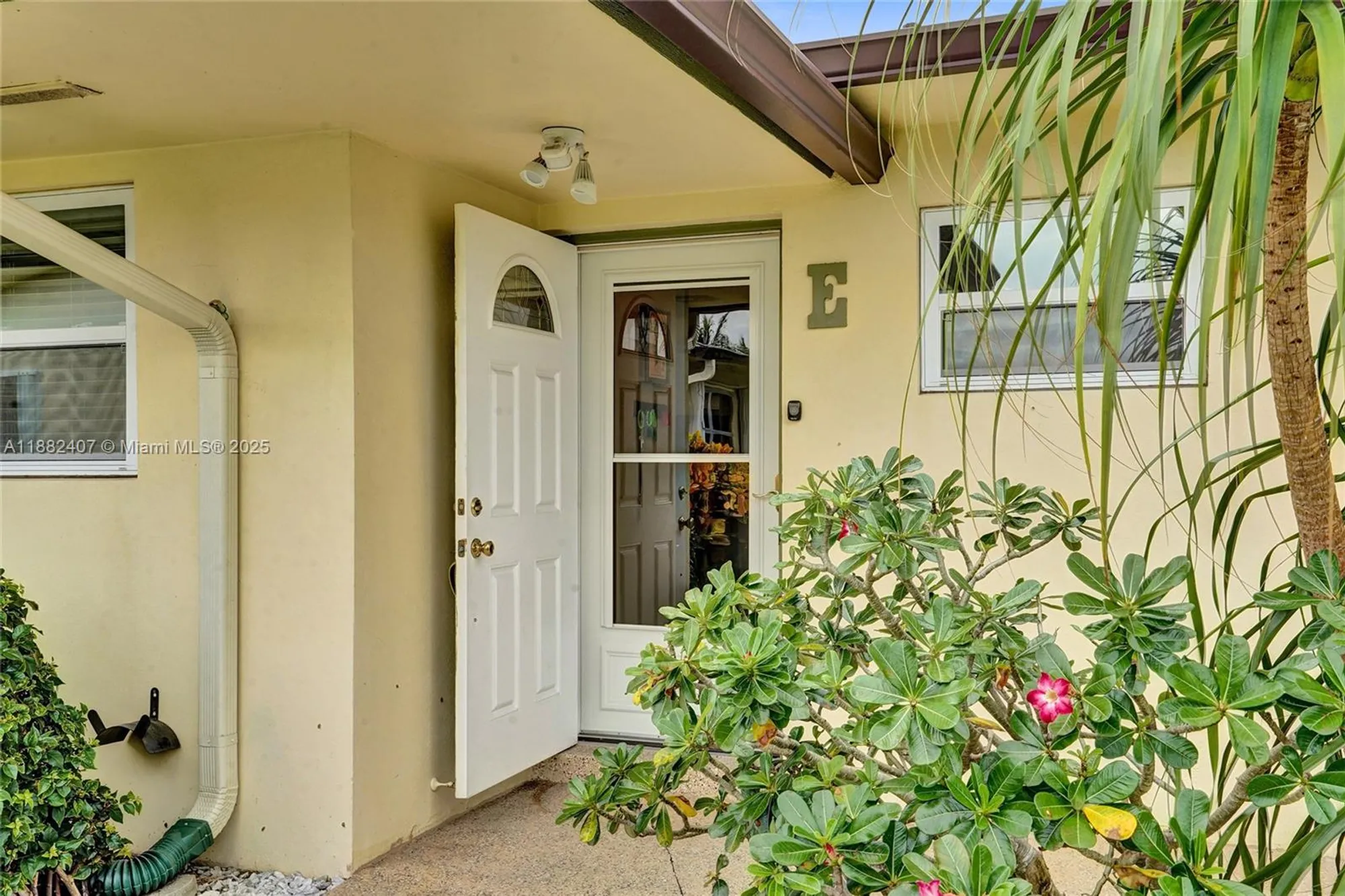 Property Slideshow image 2 of 63 | 2921 crosley dr e, West Palm Beach, FL, 33415