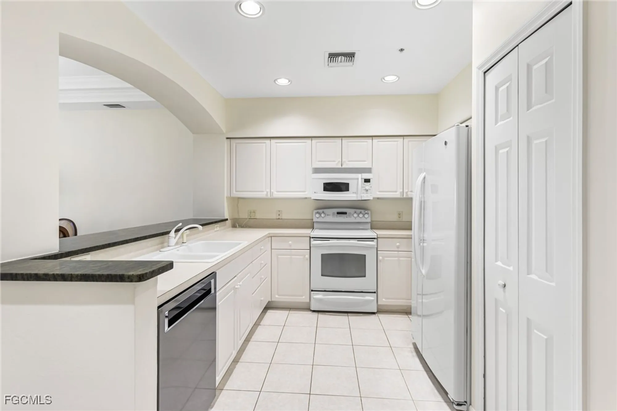 Property Slideshow image 13 of 50 | 11110 harbour yacht ct 33b, Fort Myers, FL, 33908