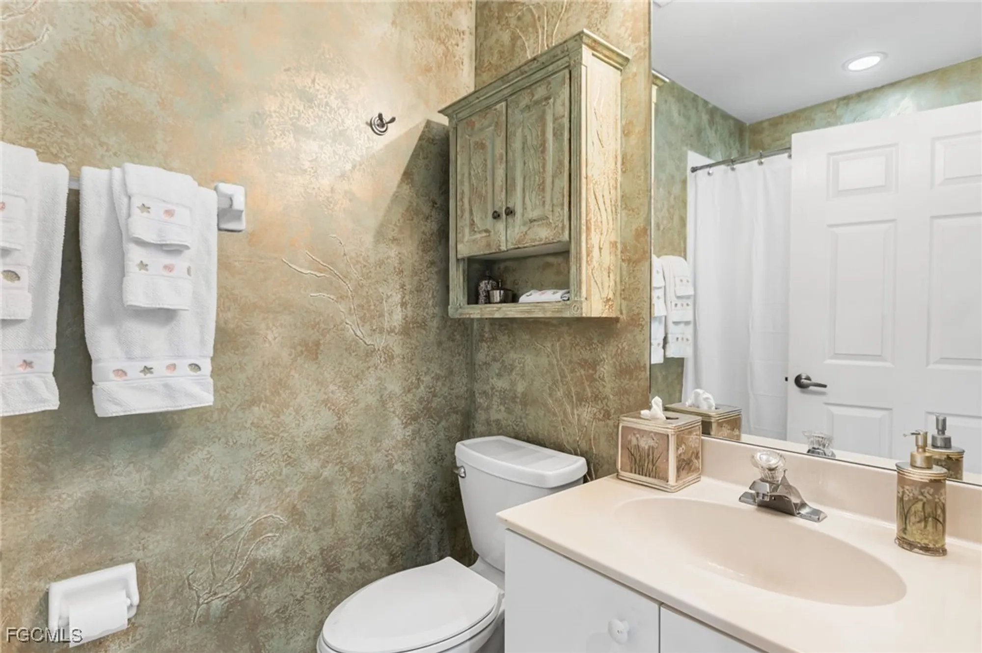 Property Slideshow image 26 of 50 | 11110 harbour yacht ct 33b, Fort Myers, FL, 33908
