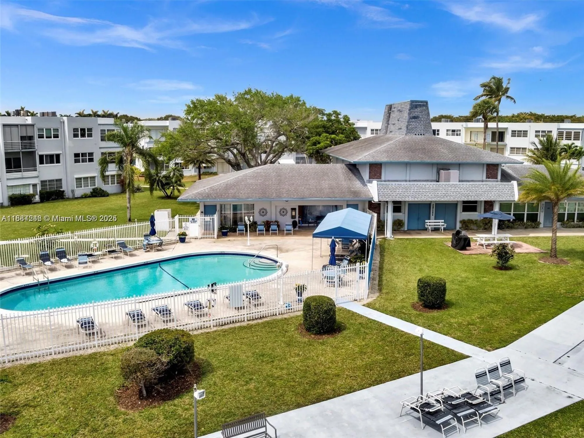 Property Slideshow image 5 of 18 | 2300 park ln apt 211, Hollywood, FL, 33021