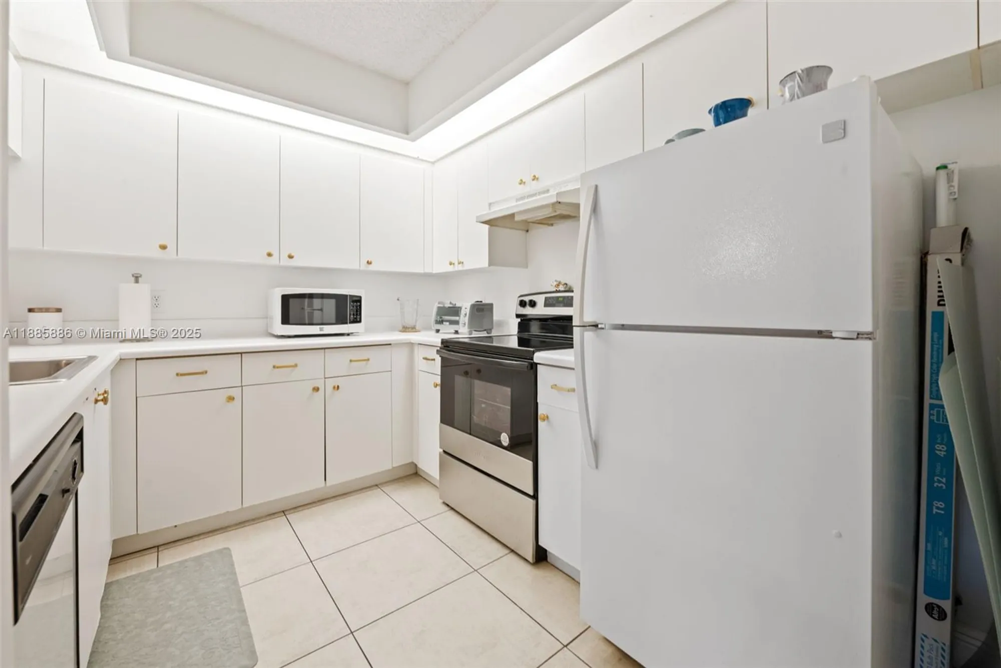 Property Slideshow image 14 of 25 | 701 sw 142nd ave 110s, Pembroke Pines, FL, 33027