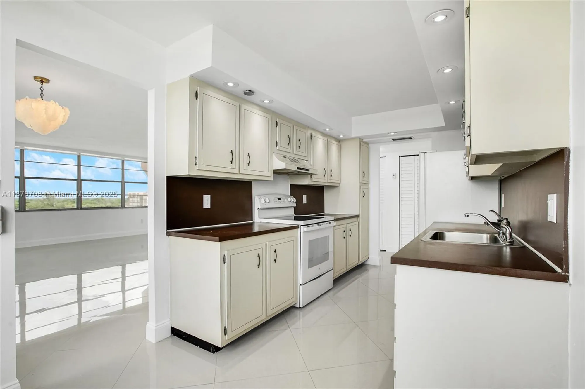 Property Slideshow image 8 of 27 | 1100 saint charles pl ph 5, Pembroke Pines, FL, 33026