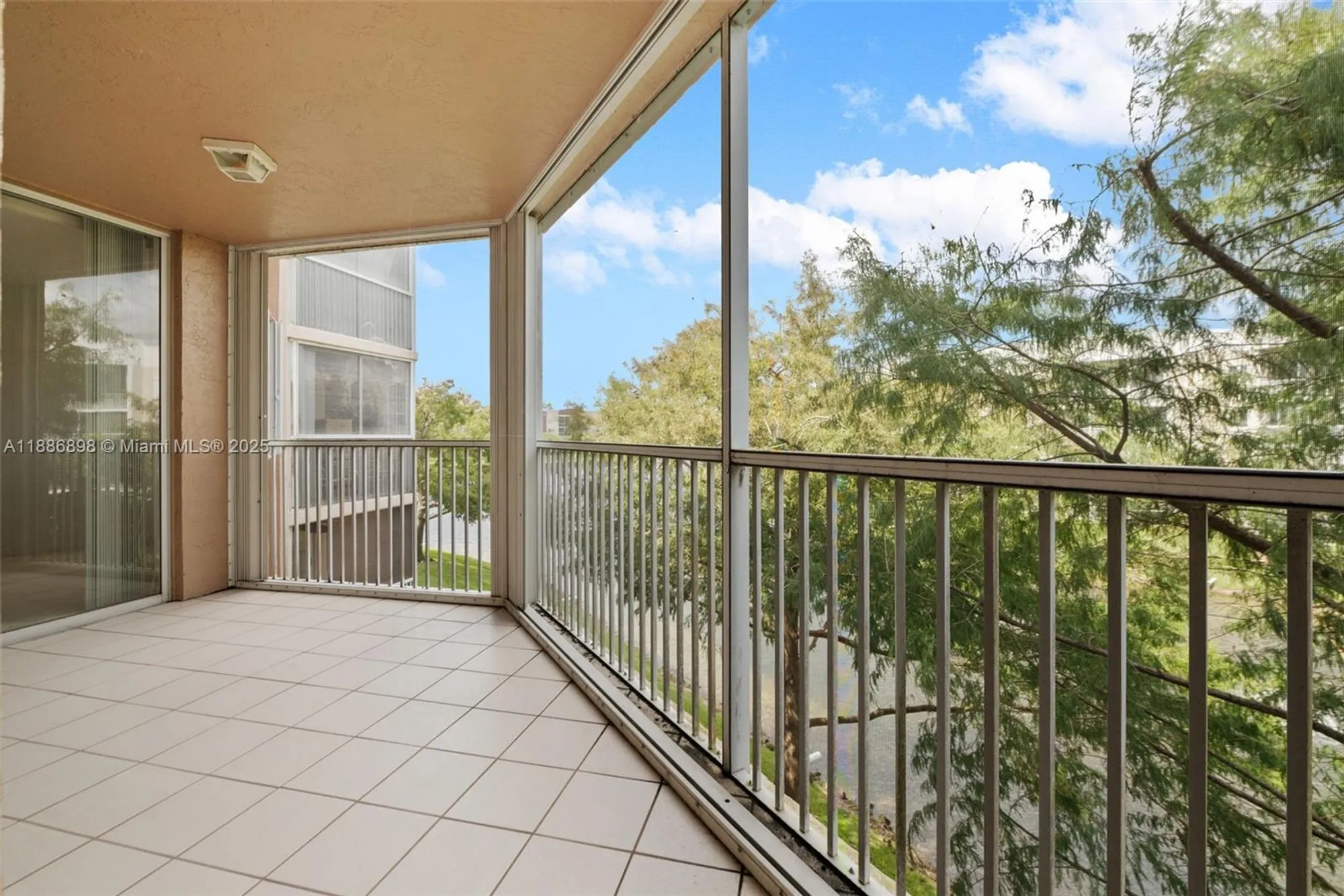 Property Slideshow image 17 of 21 | 7667 granville dr 310, Tamarac, FL, 33321