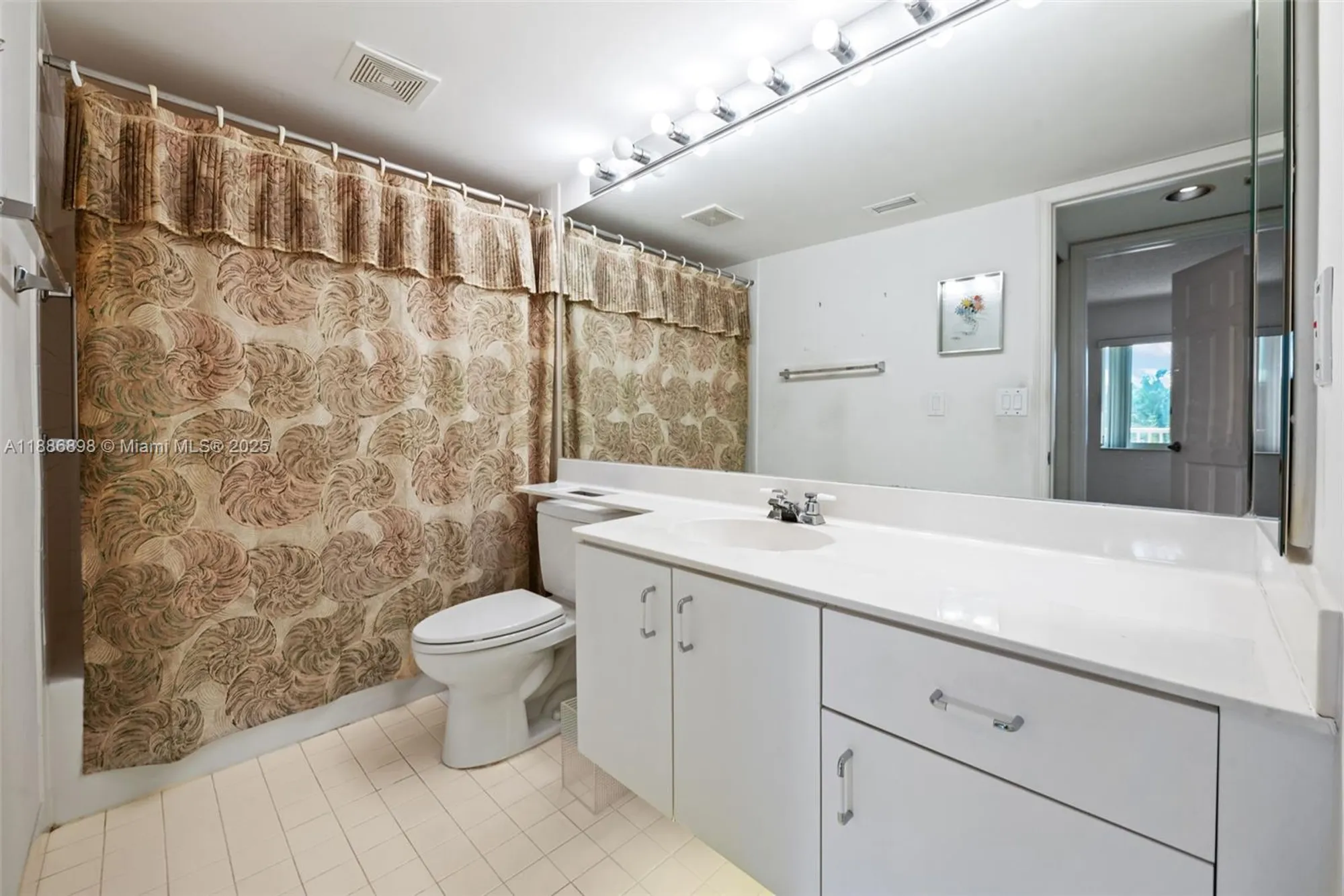 Property Slideshow image 18 of 21 | 7667 granville dr 310, Tamarac, FL, 33321