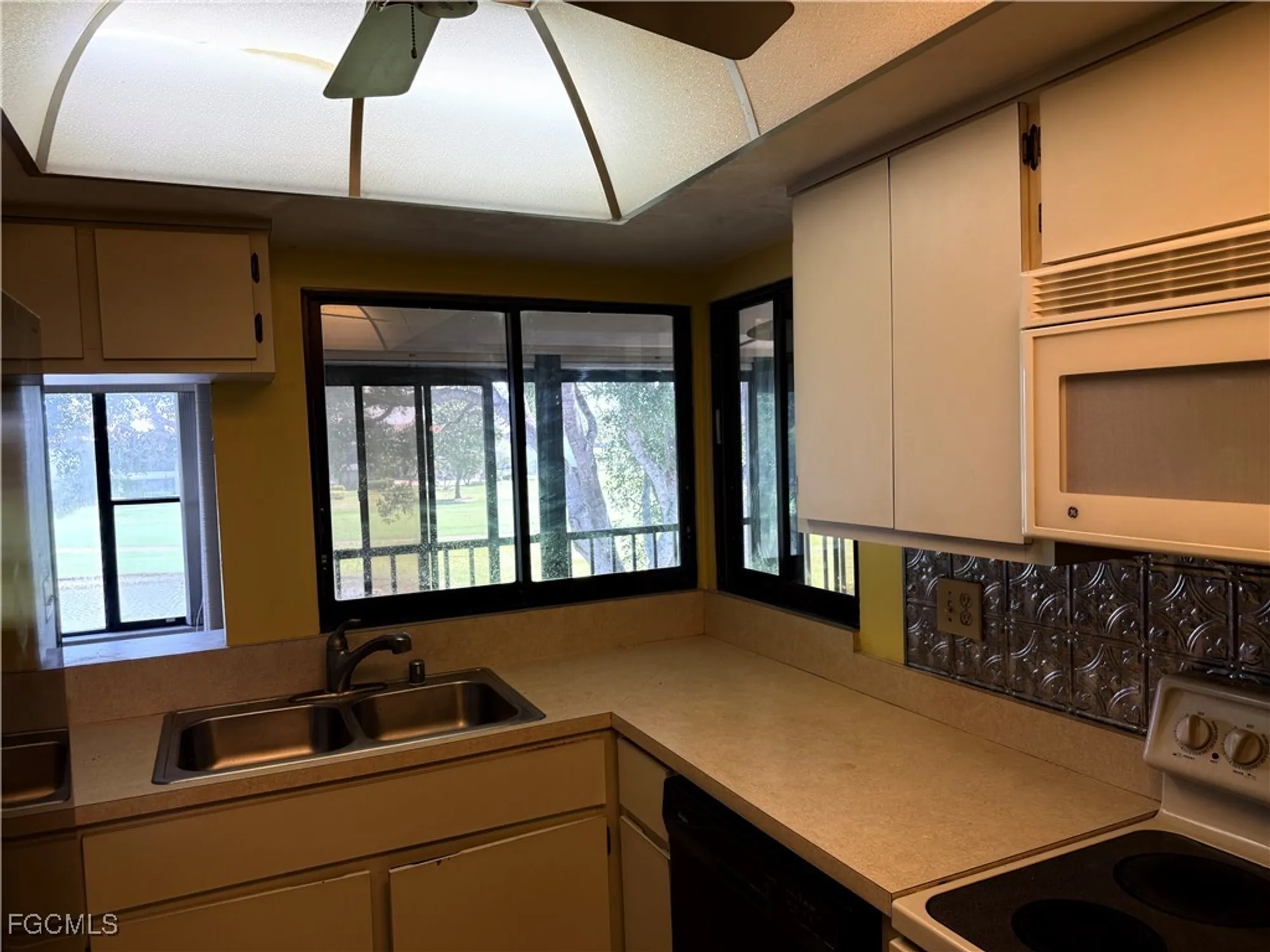 Property Slideshow image 14 of 25 | 5650 trailwinds dr 124, Fort Myers, FL, 33907