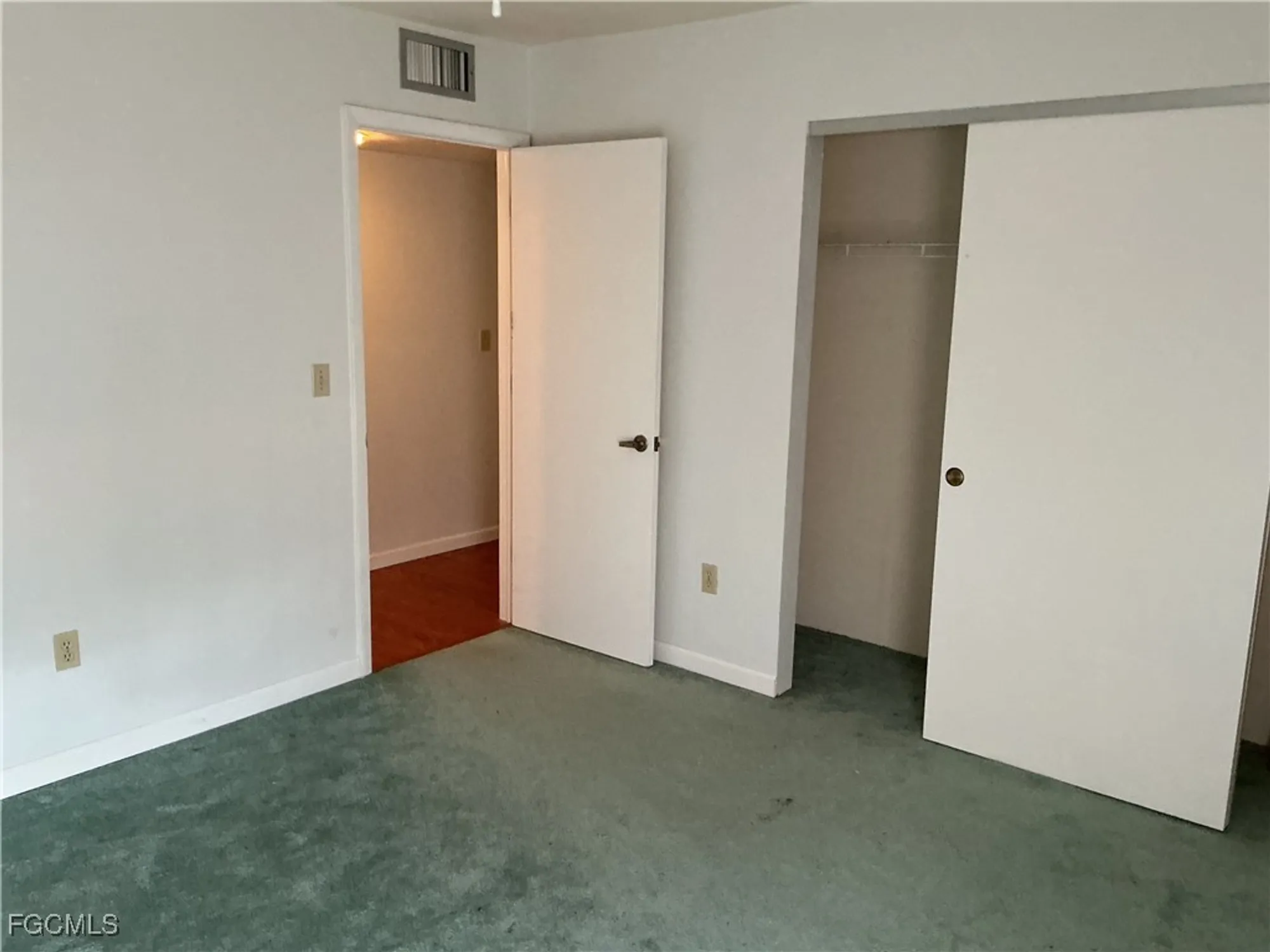 Property Slideshow image 19 of 25 | 5650 trailwinds dr 124, Fort Myers, FL, 33907