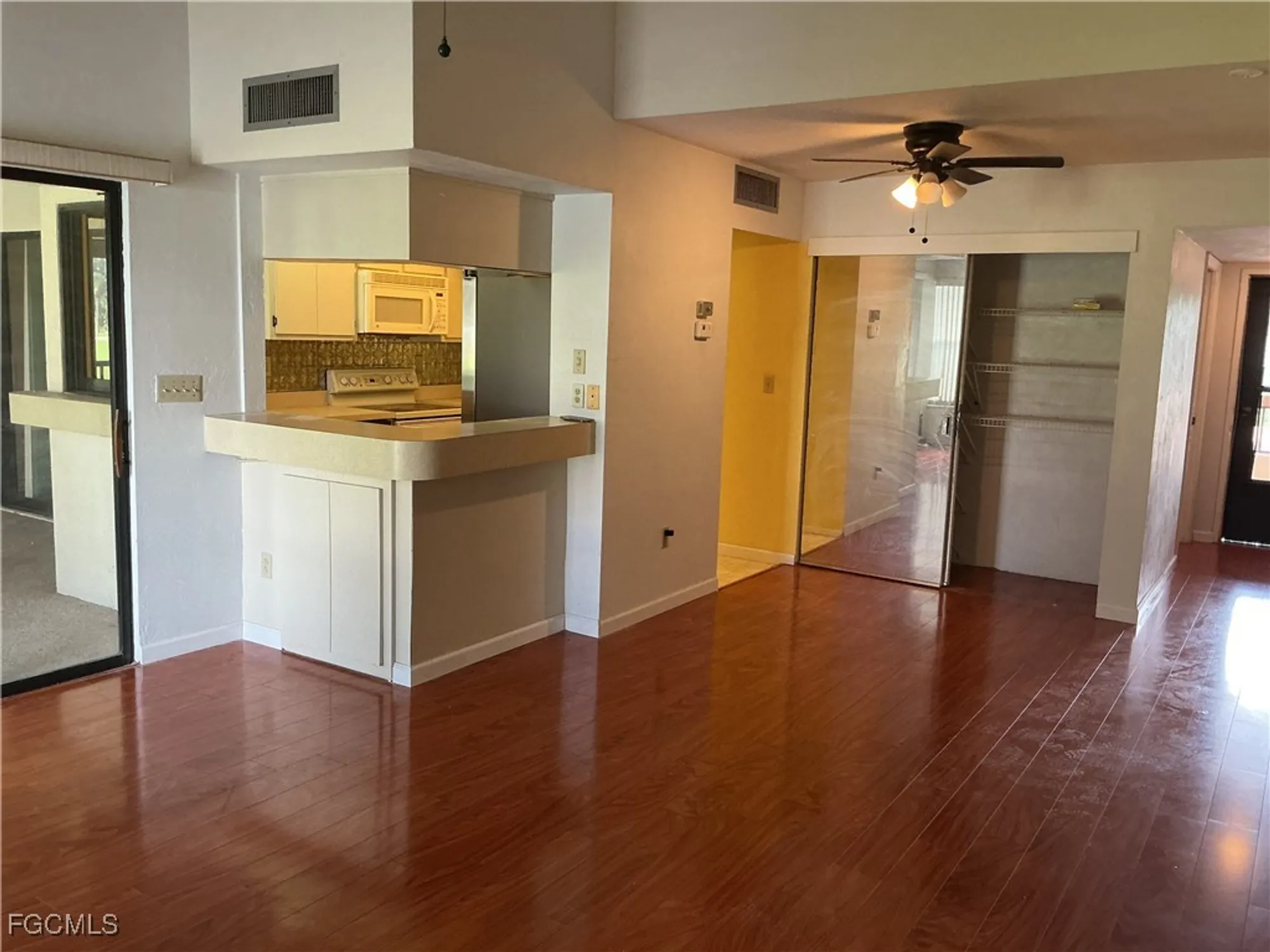 Property Slideshow image 11 of 25 | 5650 trailwinds dr 124, Fort Myers, FL, 33907