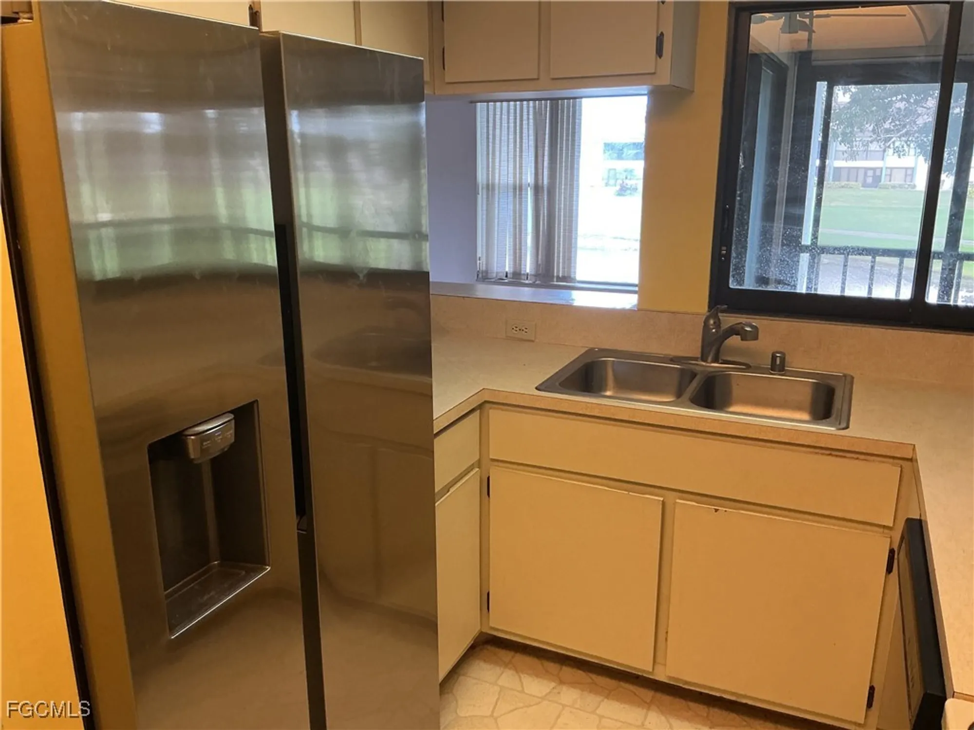 Property Slideshow image 12 of 25 | 5650 trailwinds dr 124, Fort Myers, FL, 33907