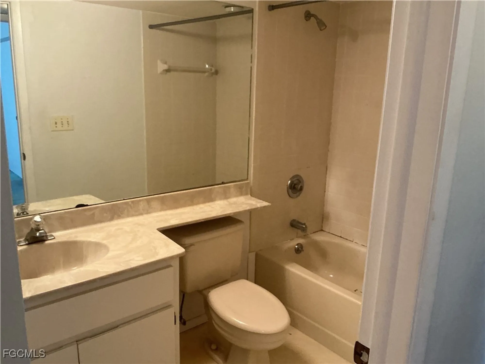 Property Slideshow image 20 of 25 | 5650 trailwinds dr 124, Fort Myers, FL, 33907