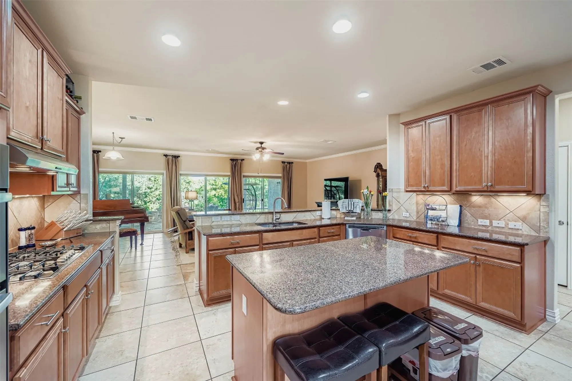 Property Slideshow image 9 of 34 | 304 pipe creek ln, Georgetown, TX, 78633