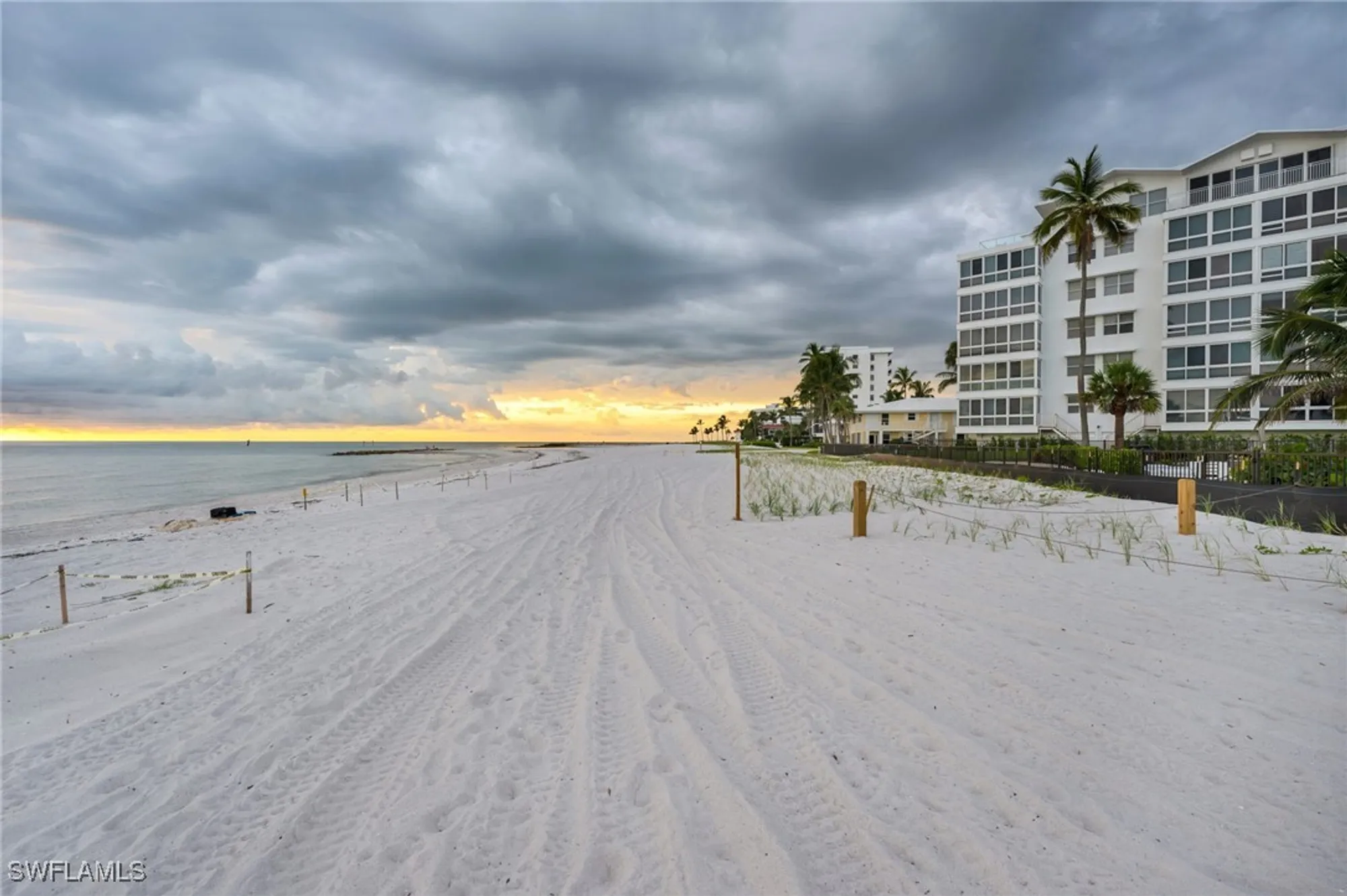 Property Slideshow image 17 of 25 | 2121 gulf shore blvd 305, Naples, FL, 34102