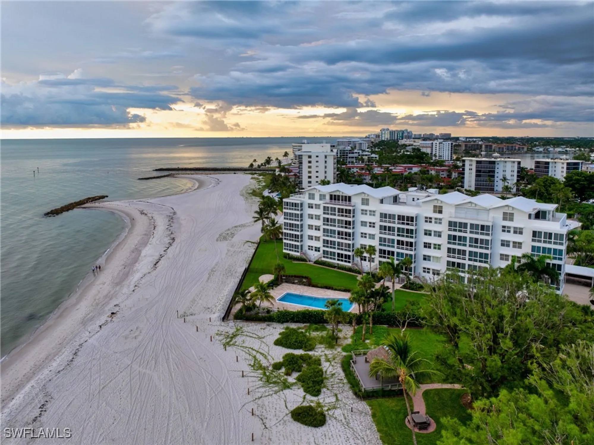 Property Slideshow image 10 of 25 | 2121 gulf shore blvd 305, Naples, FL, 34102