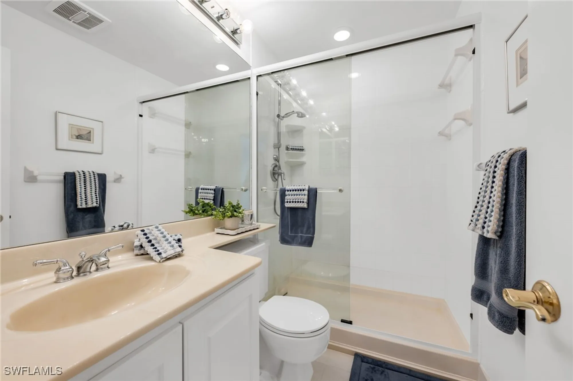 Property Slideshow image 20 of 25 | 2121 gulf shore blvd 305, Naples, FL, 34102