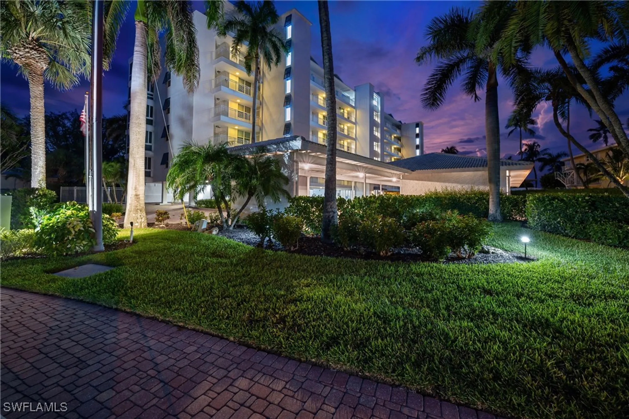 Property Slideshow image 7 of 25 | 2121 gulf shore blvd 305, Naples, FL, 34102