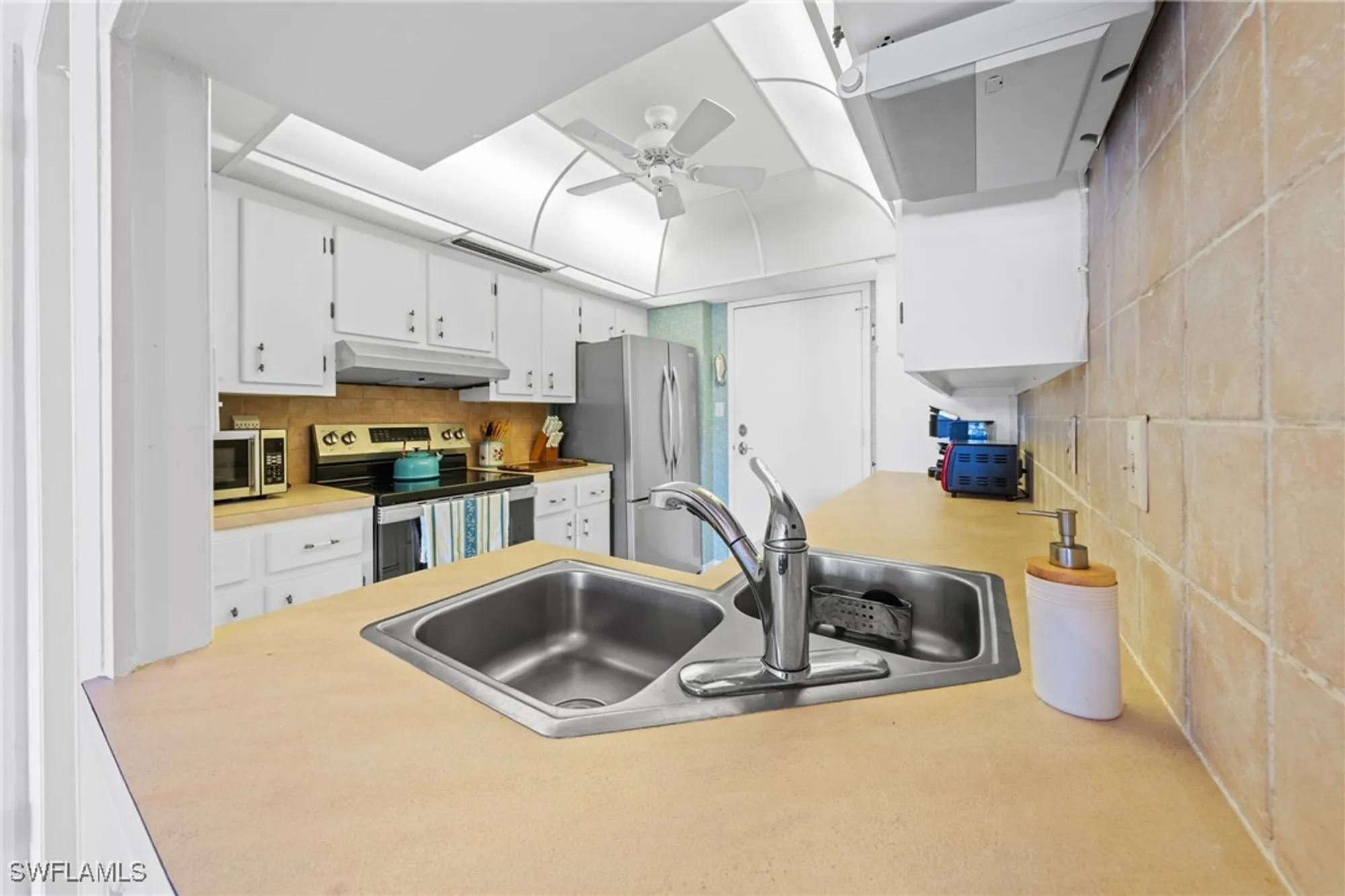 Property Slideshow image 16 of 48 | 1977 gulf shore blvd 302, Naples, FL, 34102