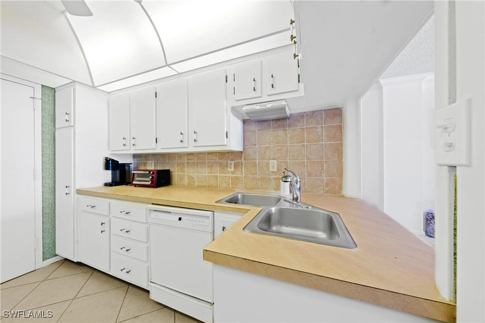 Property Slideshow image 17 of 48 | 1977 gulf shore blvd 302, Naples, FL, 34102