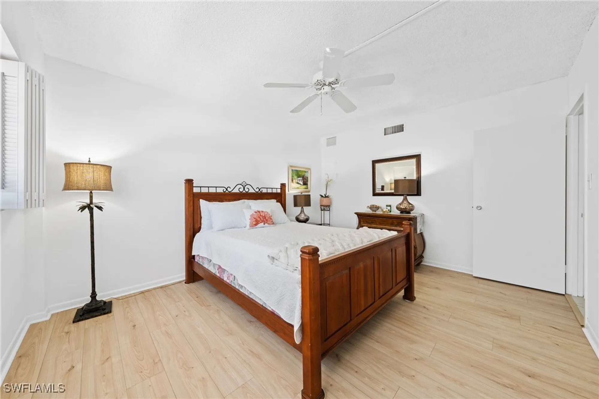 Property Slideshow image 28 of 48 | 1977 gulf shore blvd 302, Naples, FL, 34102