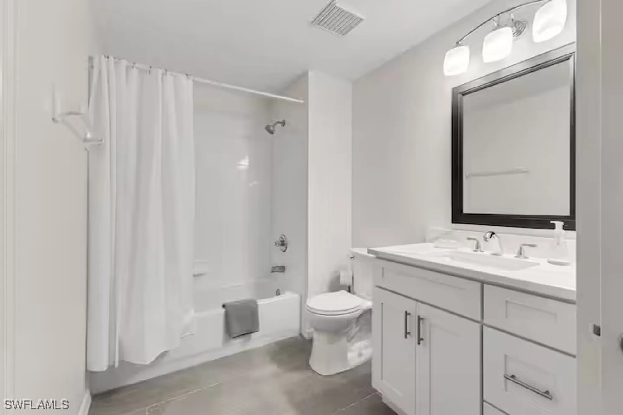 Property Slideshow image 12 of 16 | 9185 celeste dr 204, Naples, FL, 34113