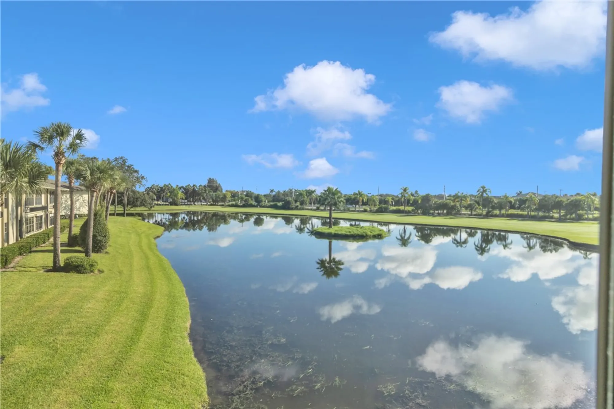 Property Slideshow image 12 of 36 | 33 plantation dr apt 201, Vero Beach, FL, 32966