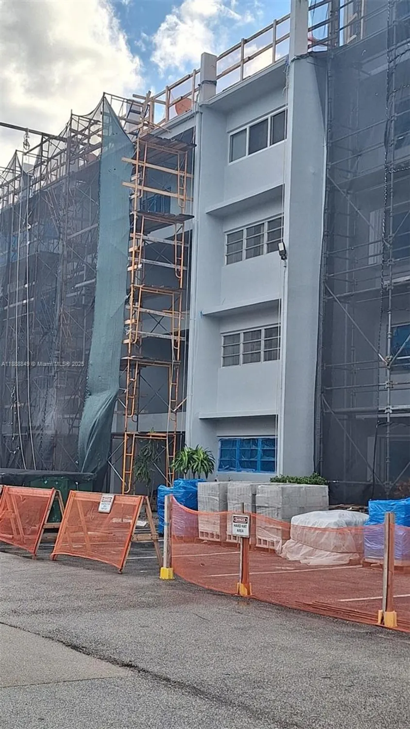 Property Slideshow image 5 of 17 | 215 se 3rd ave 202d, Hallandale Beach, FL, 33009