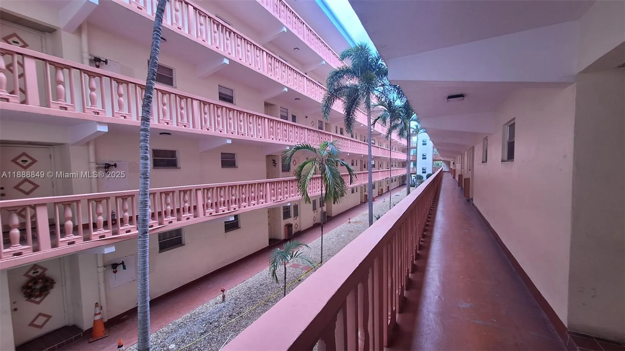 Property Slideshow image 8 of 17 | 215 se 3rd ave 202d, Hallandale Beach, FL, 33009