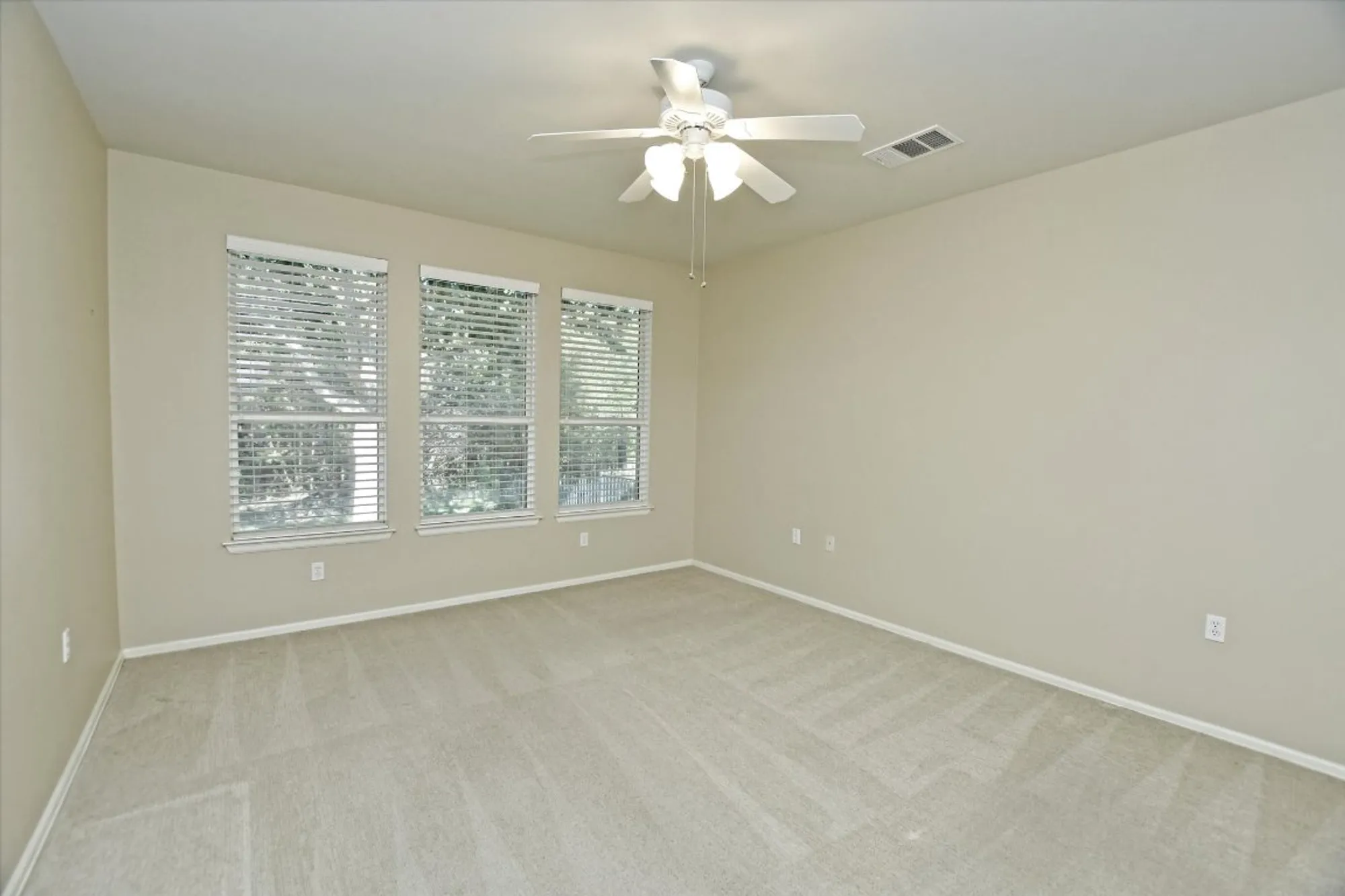 Property Slideshow image 11 of 26 | 702 independence creek ln, Georgetown, TX, 78633