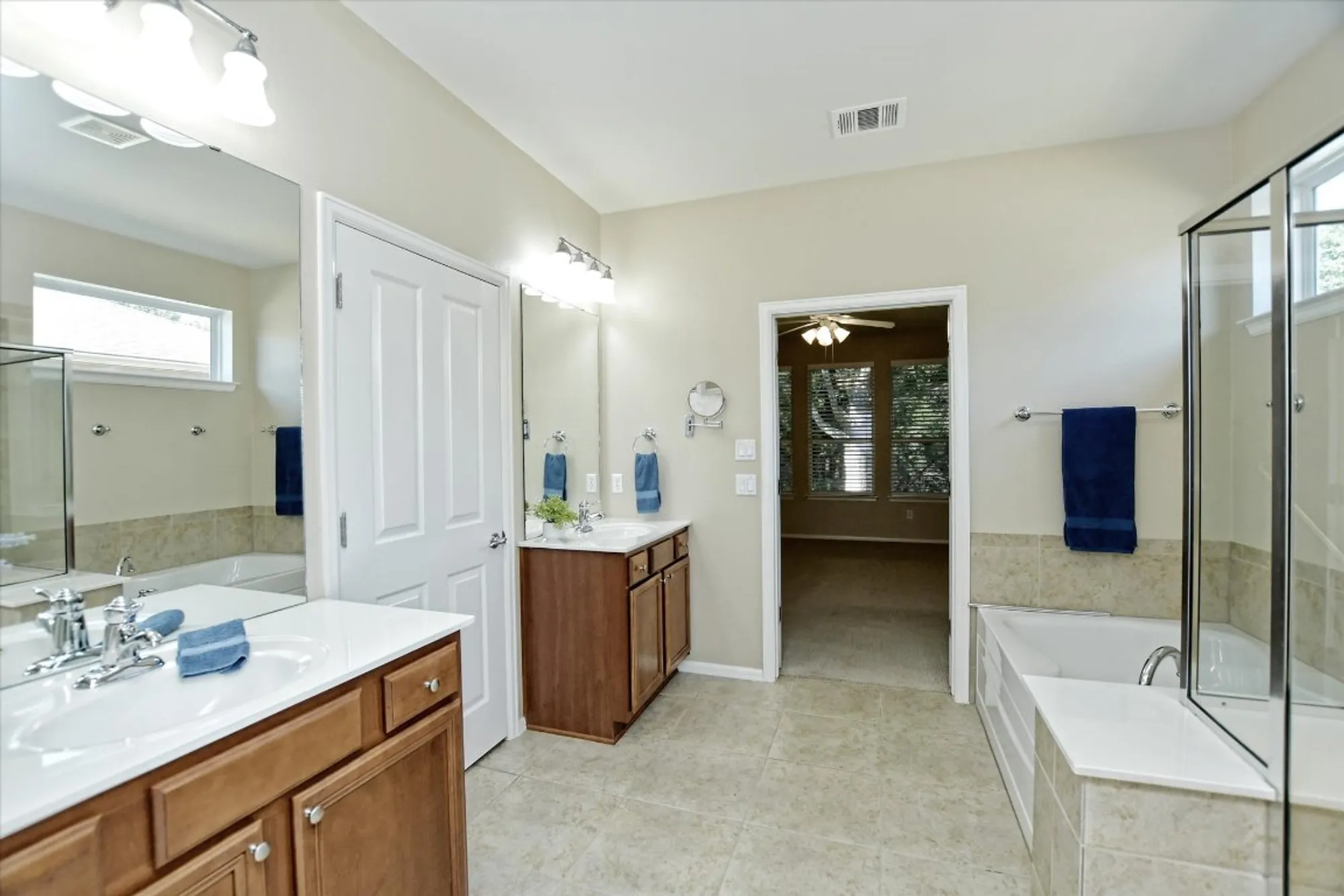 Property Slideshow image 13 of 26 | 702 independence creek ln, Georgetown, TX, 78633