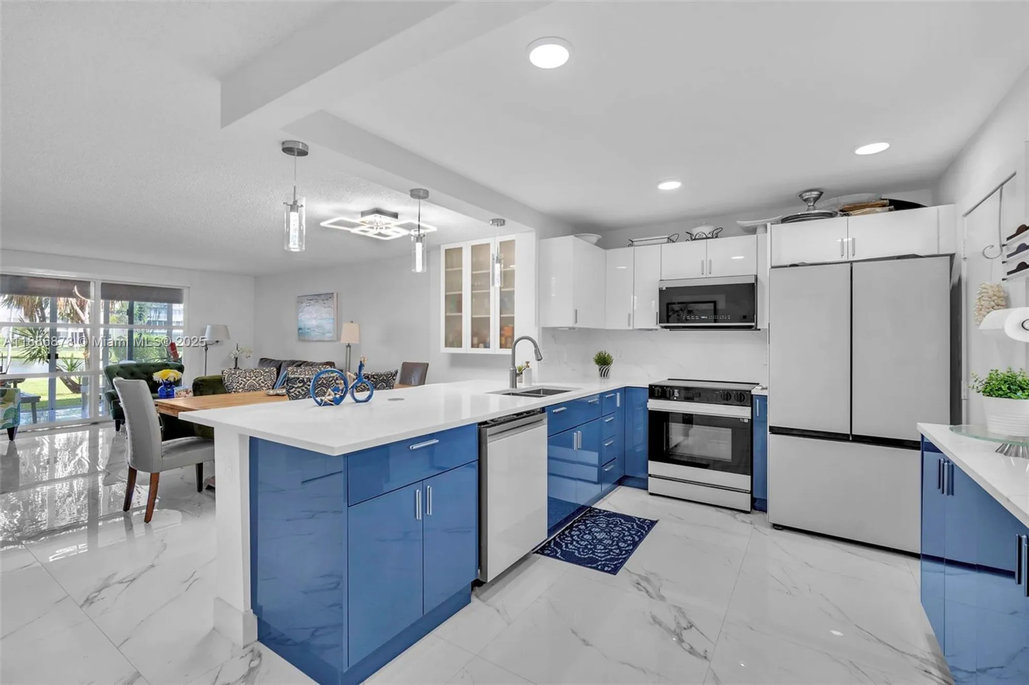 Property Slideshow image 1 of 43 | 205 se 11th ter 101, Dania Beach, FL, 33004