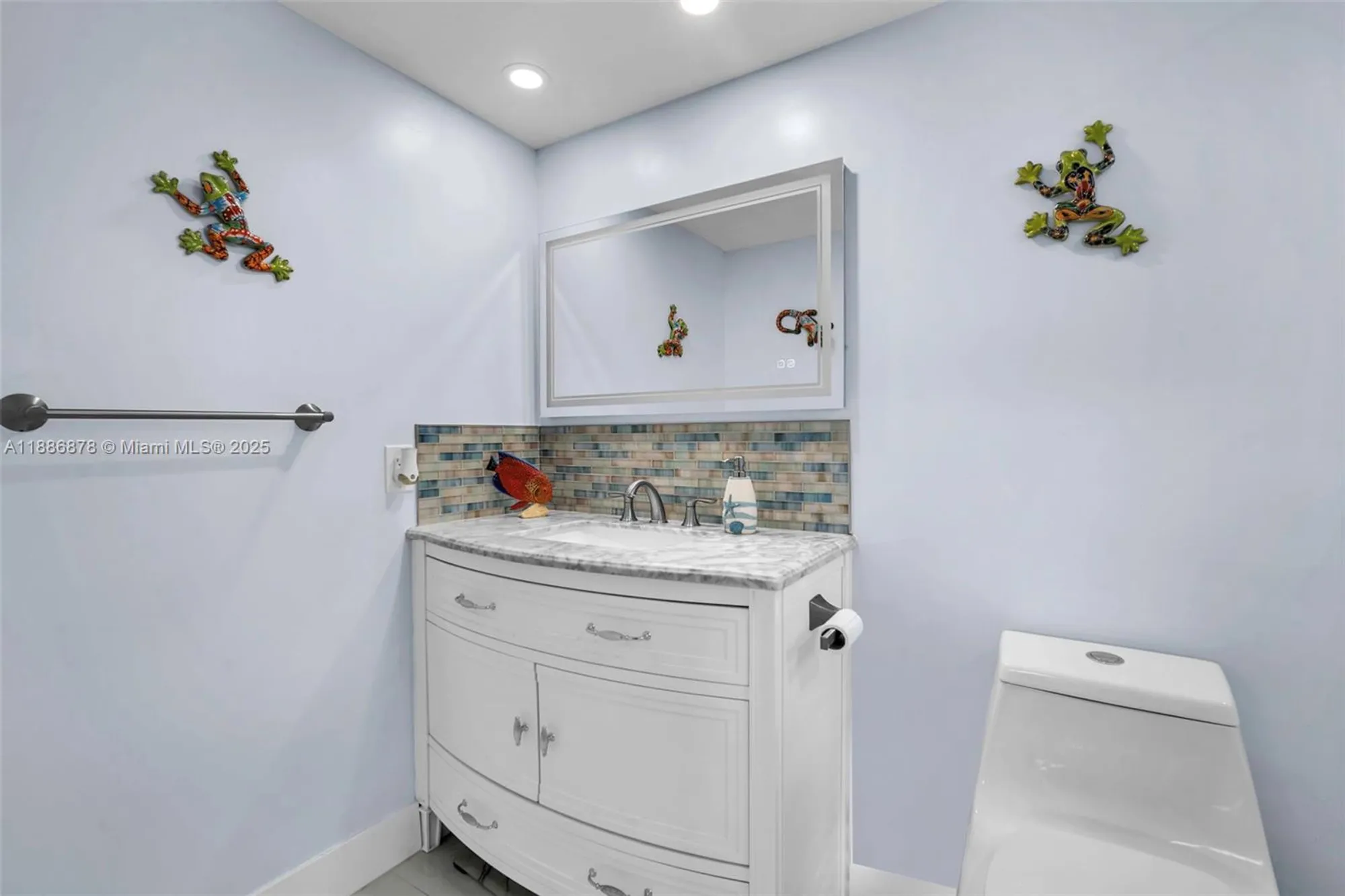 Property Slideshow image 11 of 43 | 205 se 11th ter 101, Dania Beach, FL, 33004