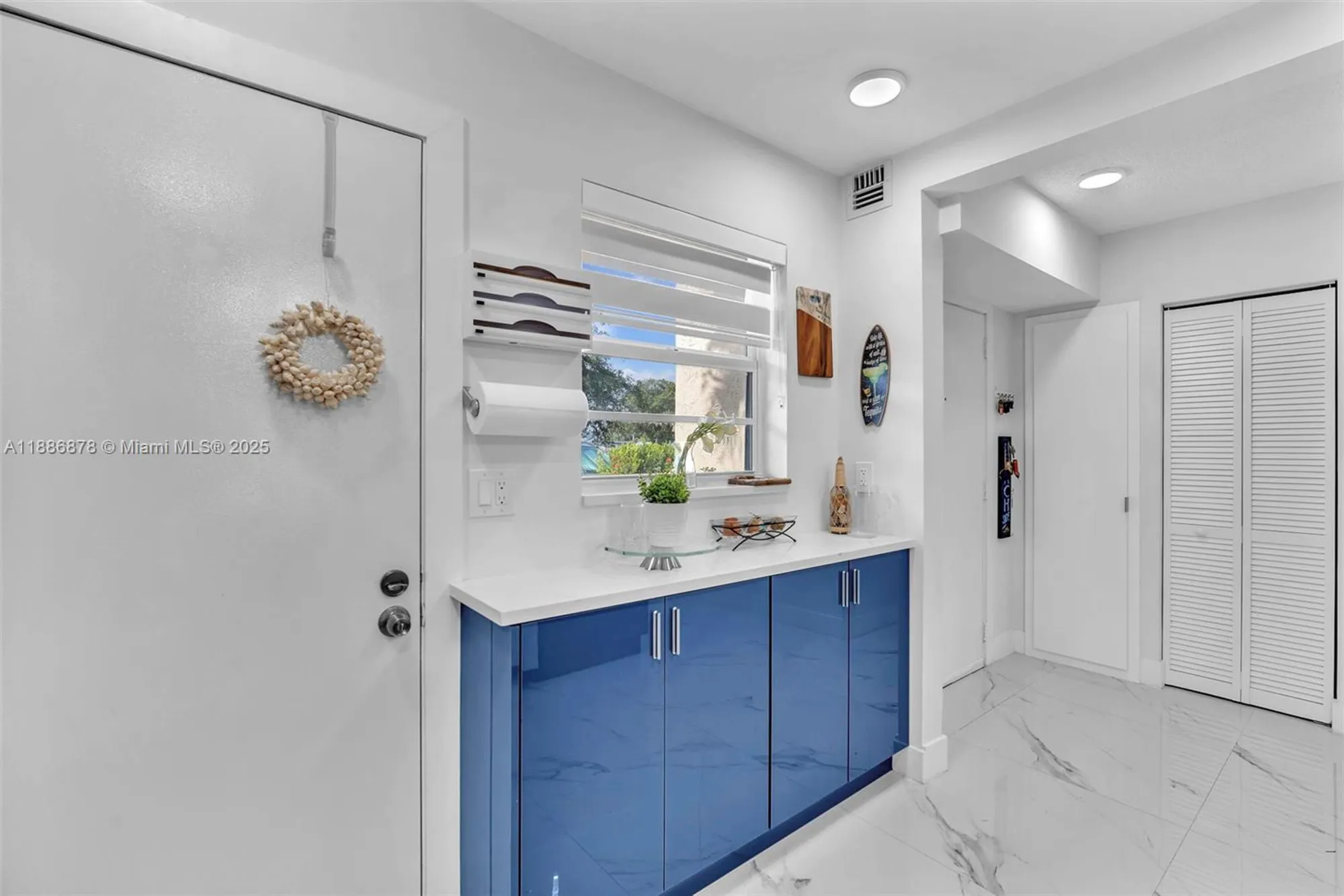 Property Slideshow image 3 of 43 | 205 se 11th ter 101, Dania Beach, FL, 33004