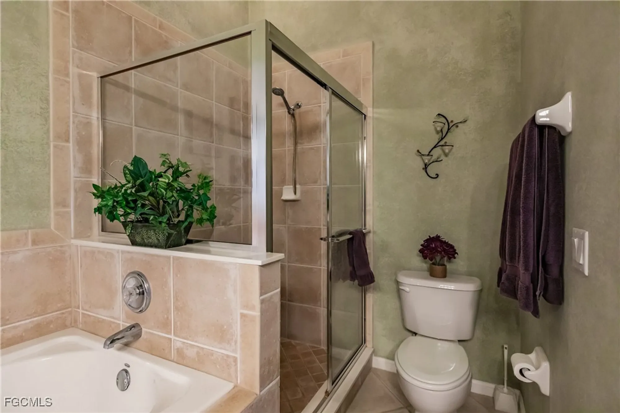 Property Slideshow image 25 of 47 | 3011 meandering way 202, Fort Myers, FL, 33905