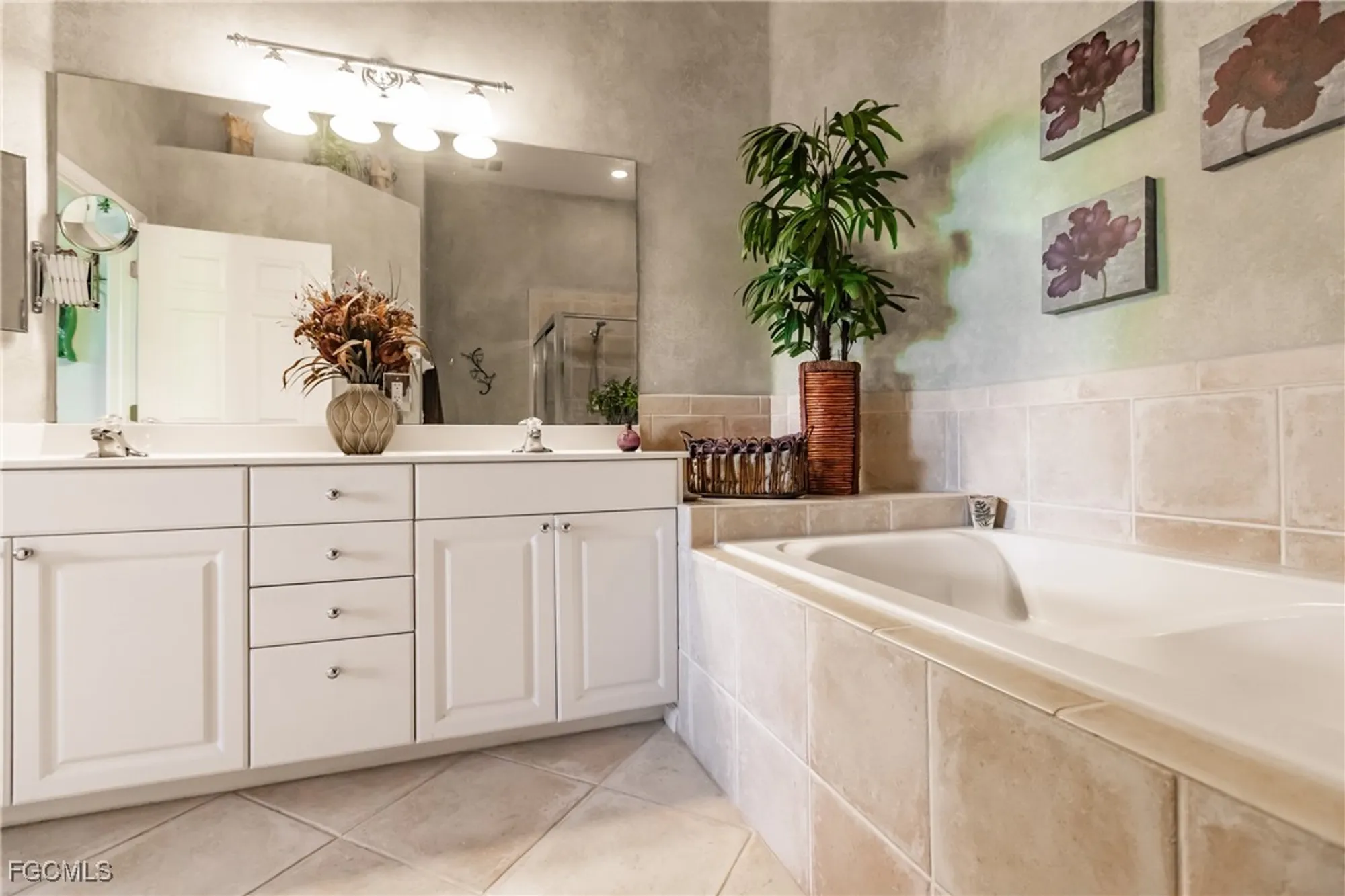 Property Slideshow image 26 of 47 | 3011 meandering way 202, Fort Myers, FL, 33905