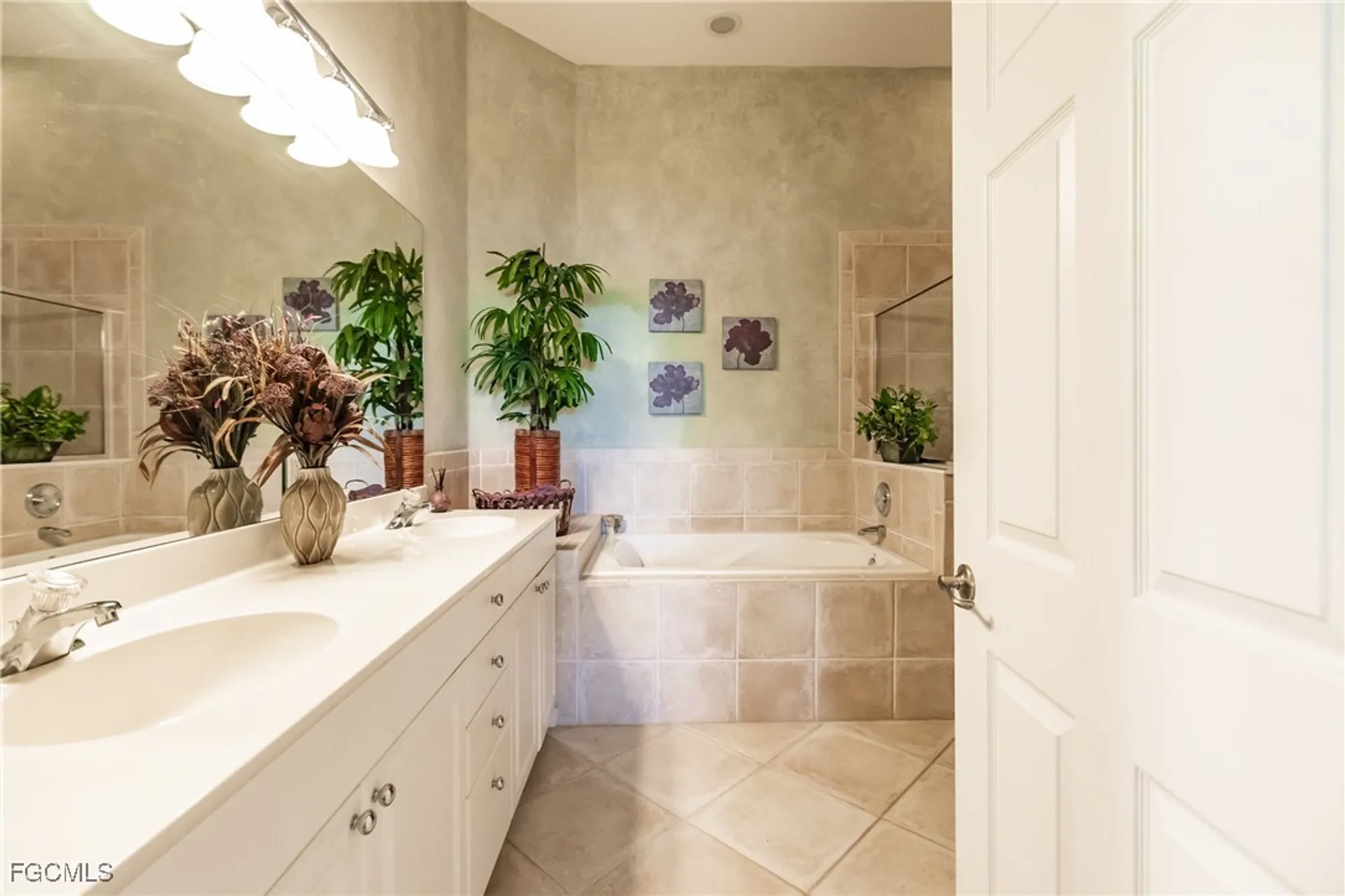 Property Slideshow image 23 of 47 | 3011 meandering way 202, Fort Myers, FL, 33905
