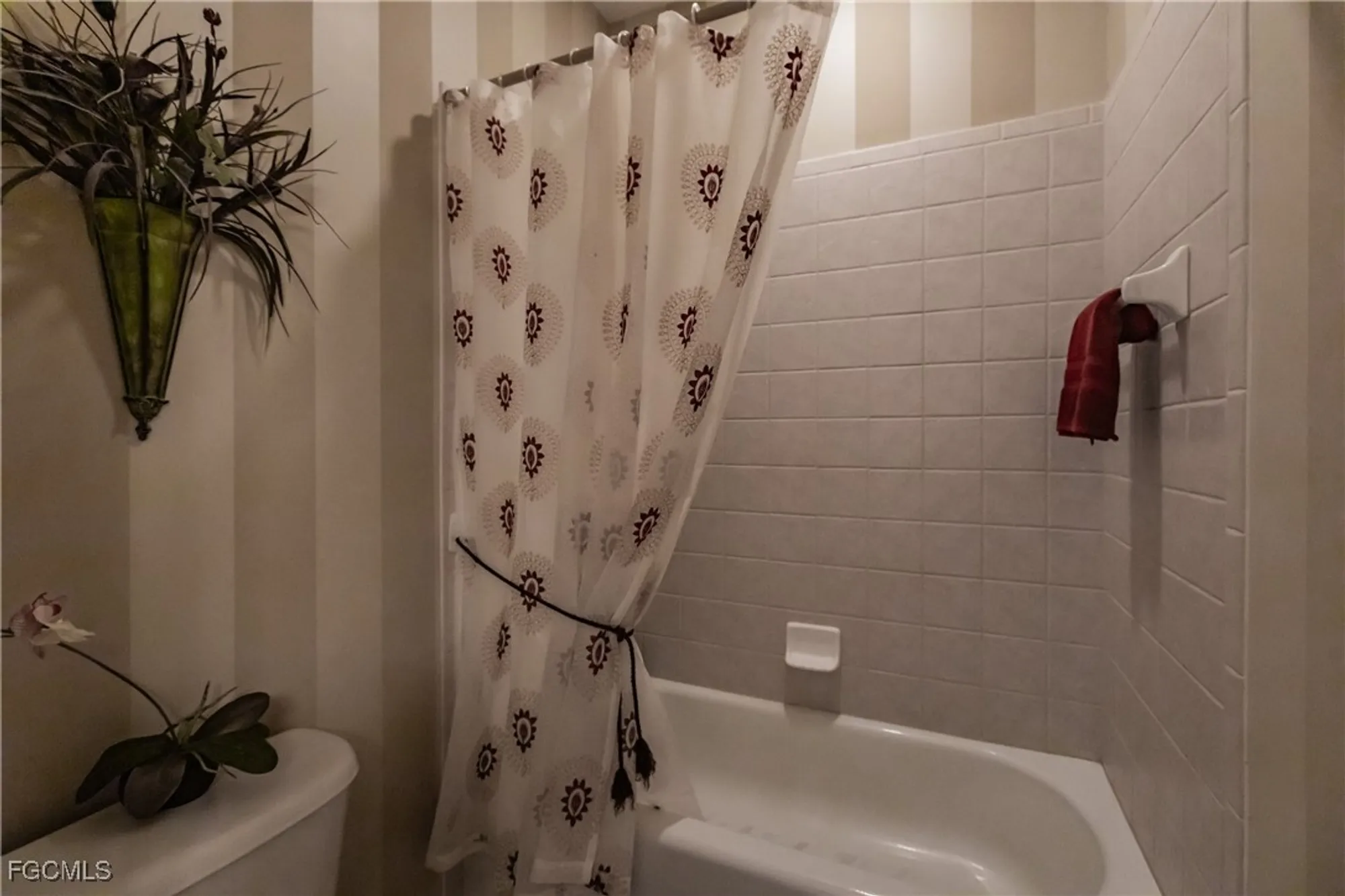 Property Slideshow image 32 of 47 | 3011 meandering way 202, Fort Myers, FL, 33905