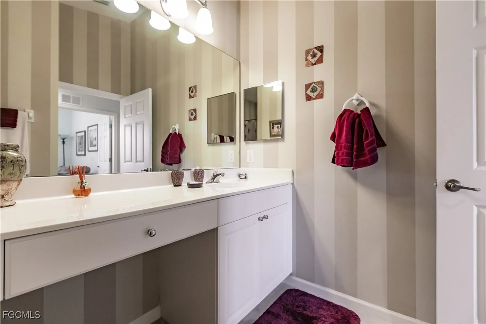 Property Slideshow image 33 of 47 | 3011 meandering way 202, Fort Myers, FL, 33905