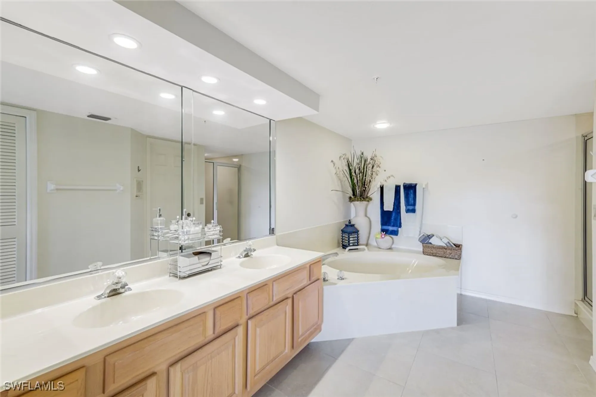 Property Slideshow image 14 of 37 | 26900 wedgewood dr 304, Bonita Springs, FL, 34134