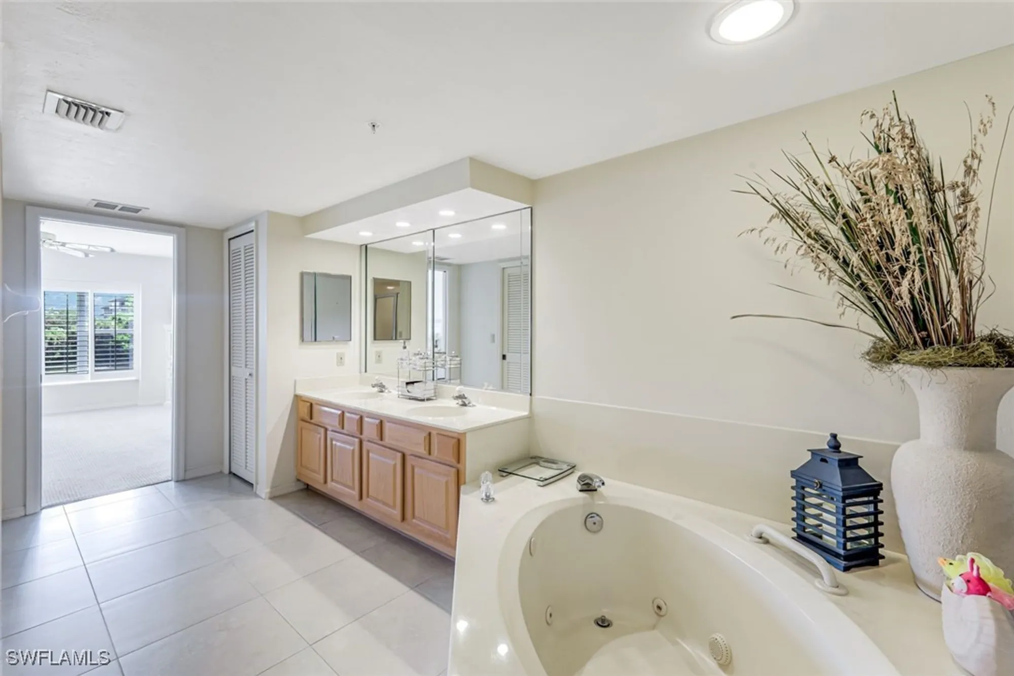 Property Slideshow image 15 of 37 | 26900 wedgewood dr 304, Bonita Springs, FL, 34134