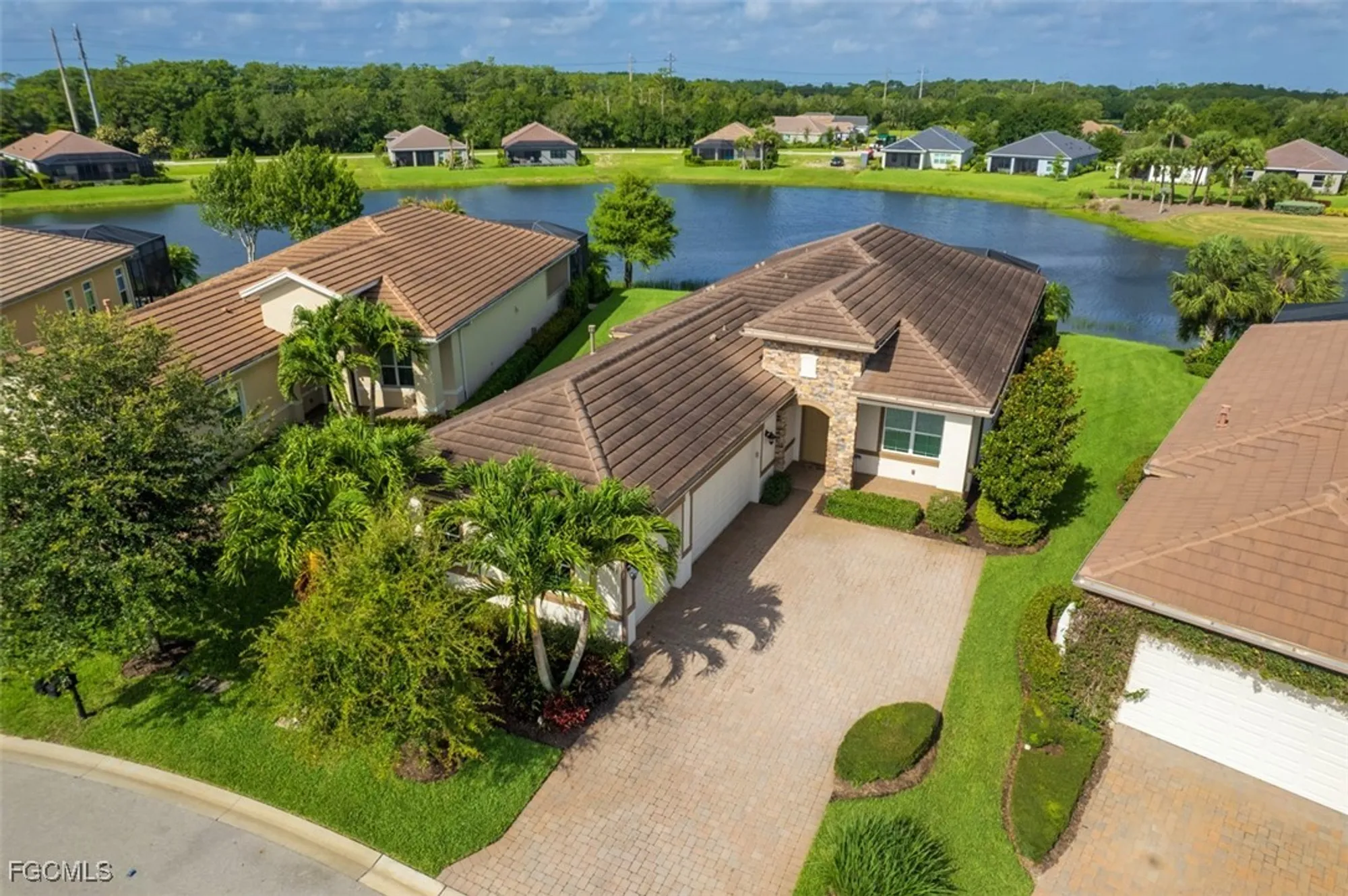 Property Slideshow image 2 of 41 | 2977 willow ridge ct, Fort Myers, FL, 33905