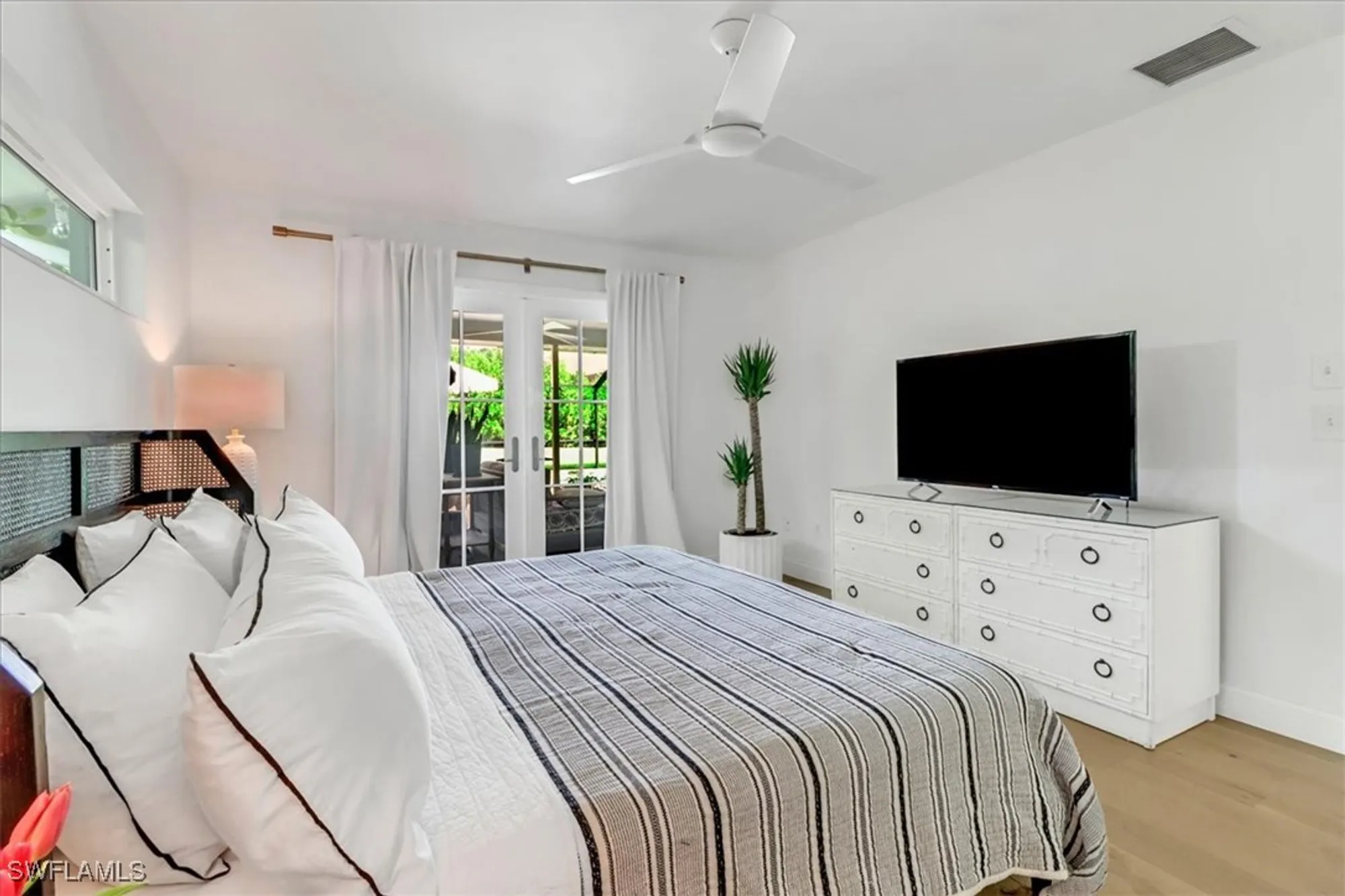 Property Slideshow image 10 of 48 | 701 harbour dr, Naples, FL, 34103