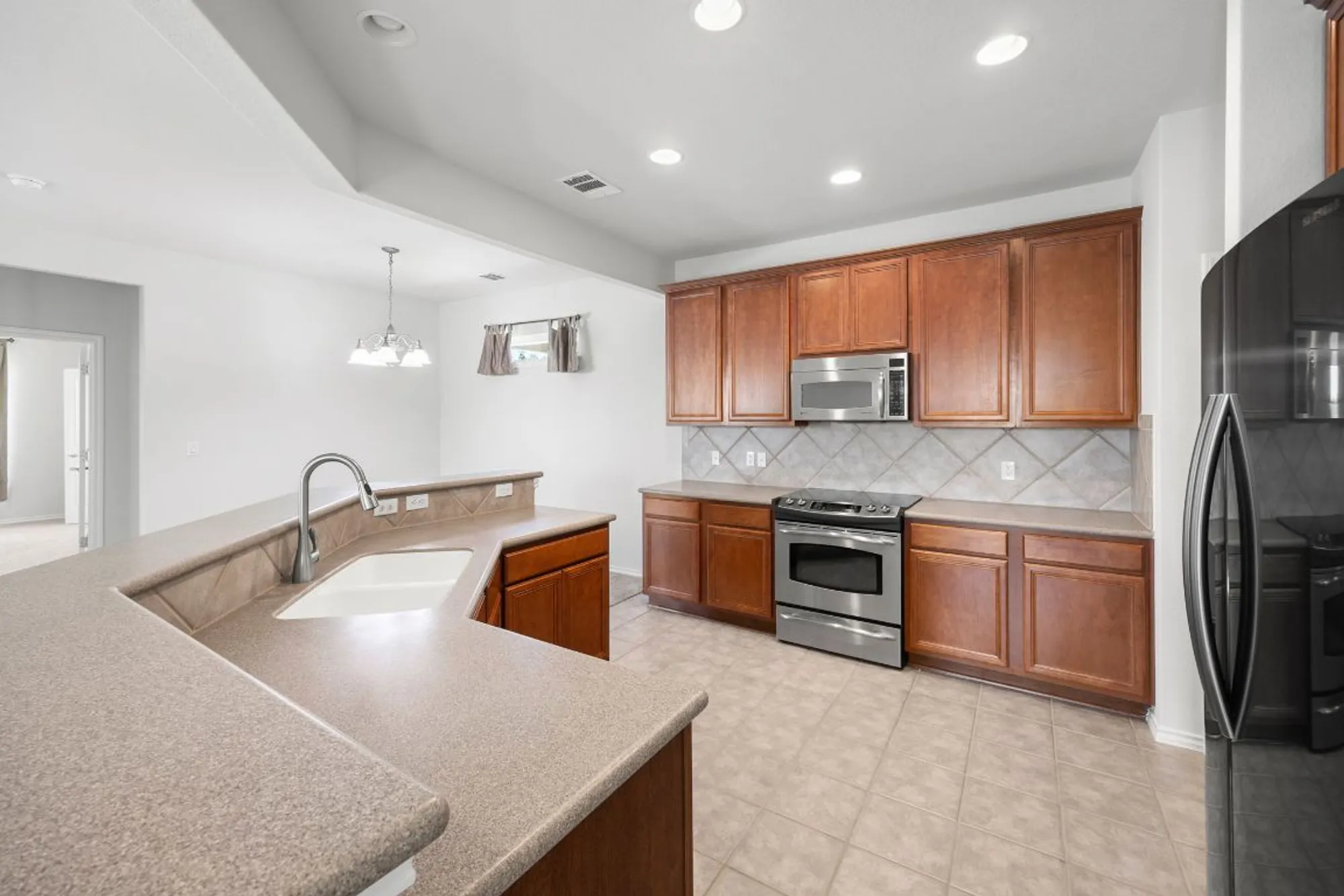 Property Slideshow image 15 of 36 | 201 limestone shoals ct, Georgetown, TX, 78633