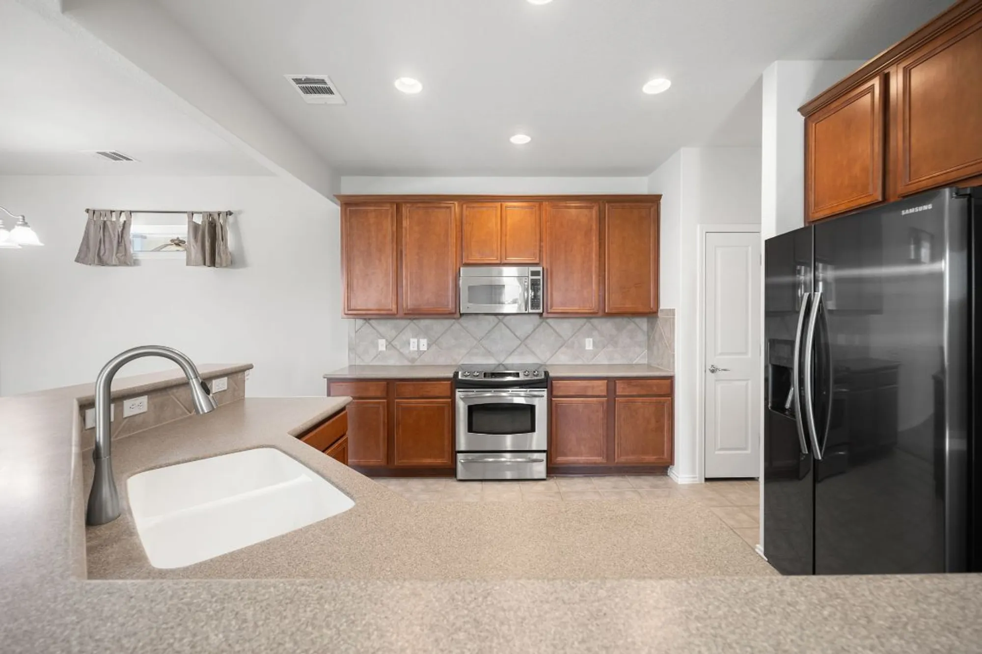 Property Slideshow image 8 of 36 | 201 limestone shoals ct, Georgetown, TX, 78633