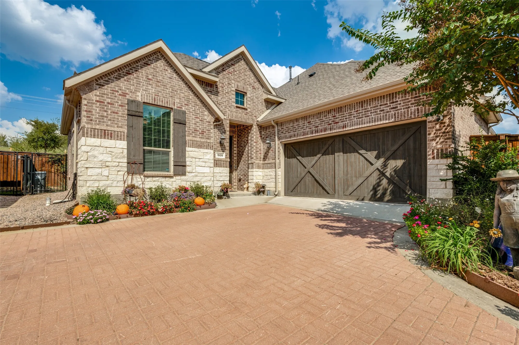 Property Slideshow image 1 of 36 | 1939 spotted fawn dr, Arlington, TX, 76005