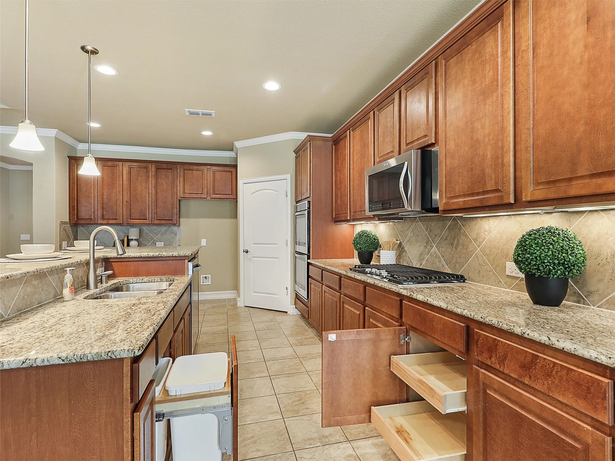 Property Slideshow image 14 of 40 | 2464 luna vista ln, Frisco, TX, 75036