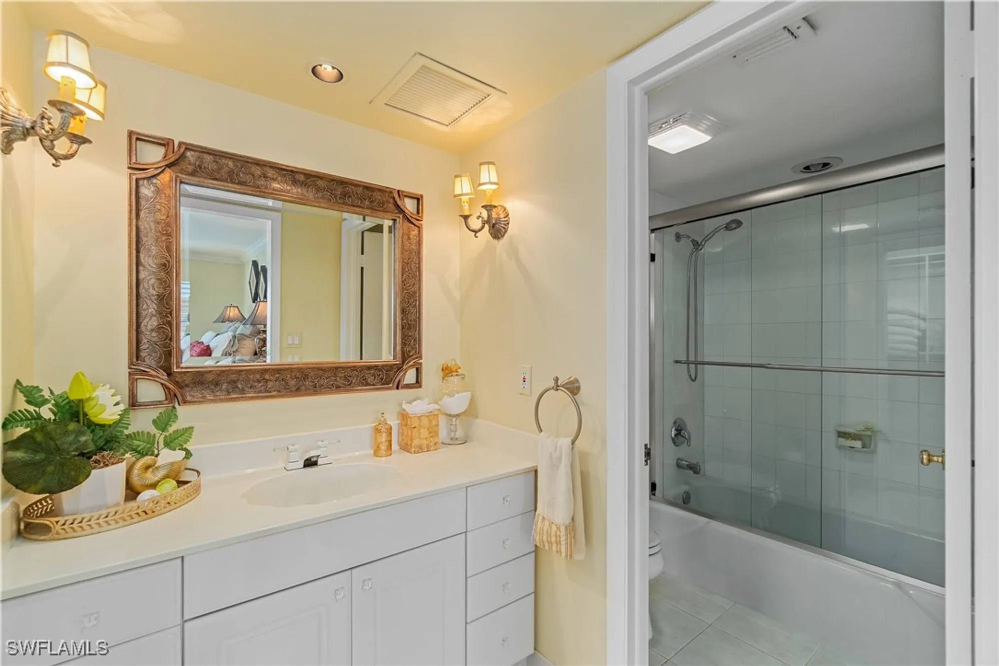 Property Slideshow image 15 of 24 | 3000 gulf shore blvd 410, Naples, FL, 34103