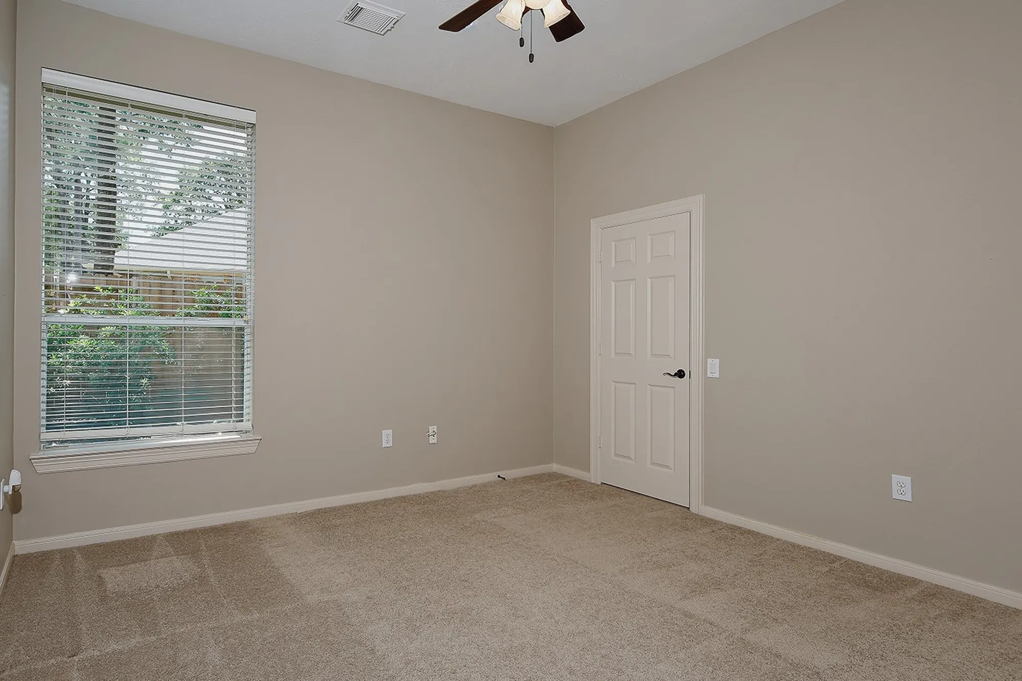 Property Slideshow image 19 of 28 | 43 wilmington way, The Woodlands, TX, 77384