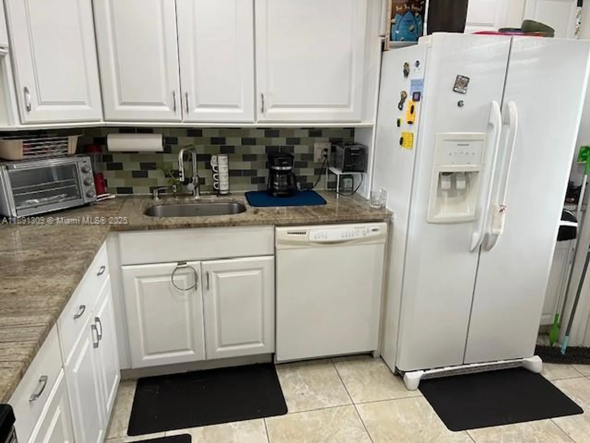 Property Slideshow image 2 of 9 | 329 se 3rd st 304s, Hallandale Beach, FL, 33009