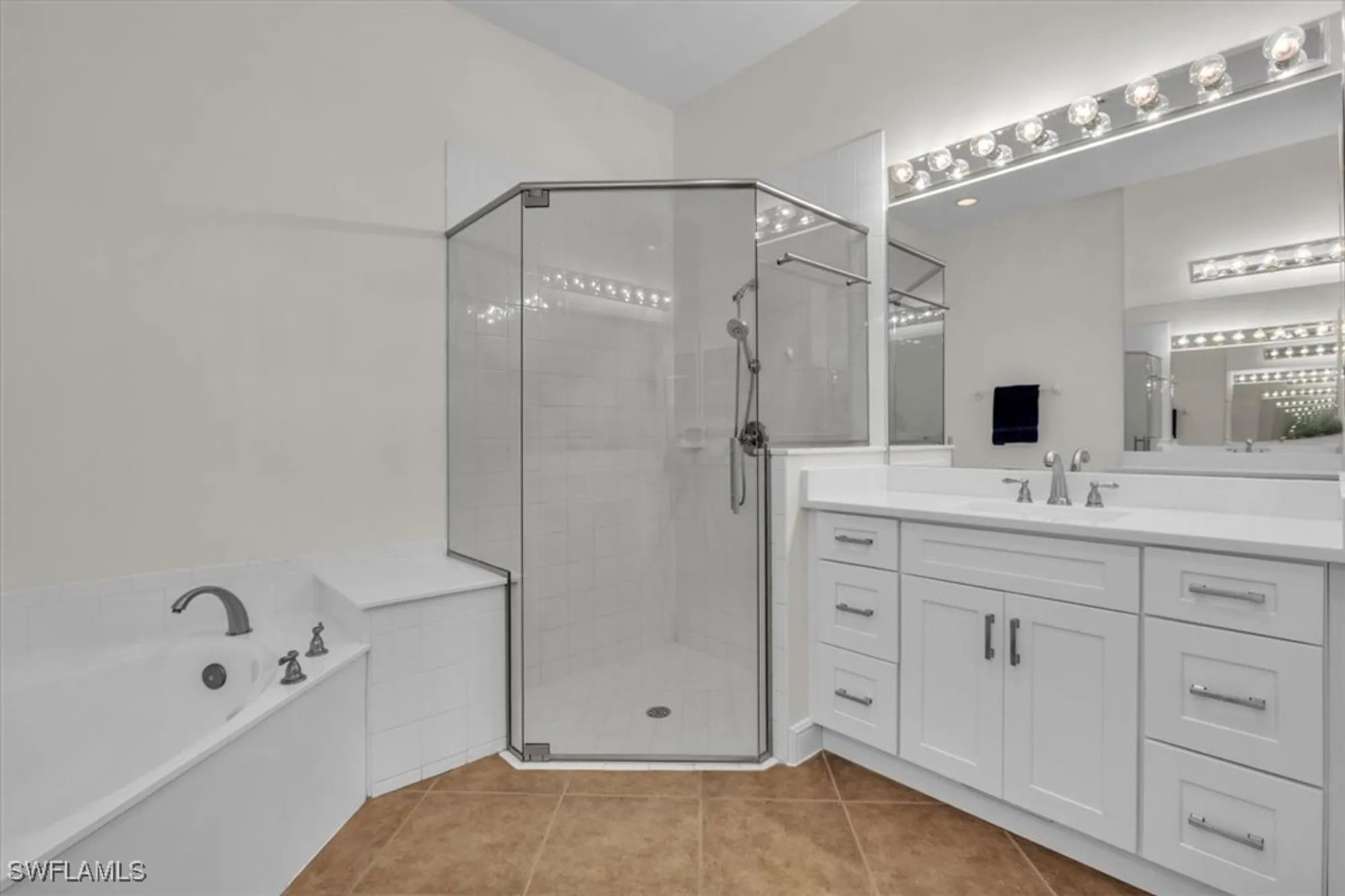 Property Slideshow image 18 of 50 | 837 vistana cir # 20, Naples, FL, 34119